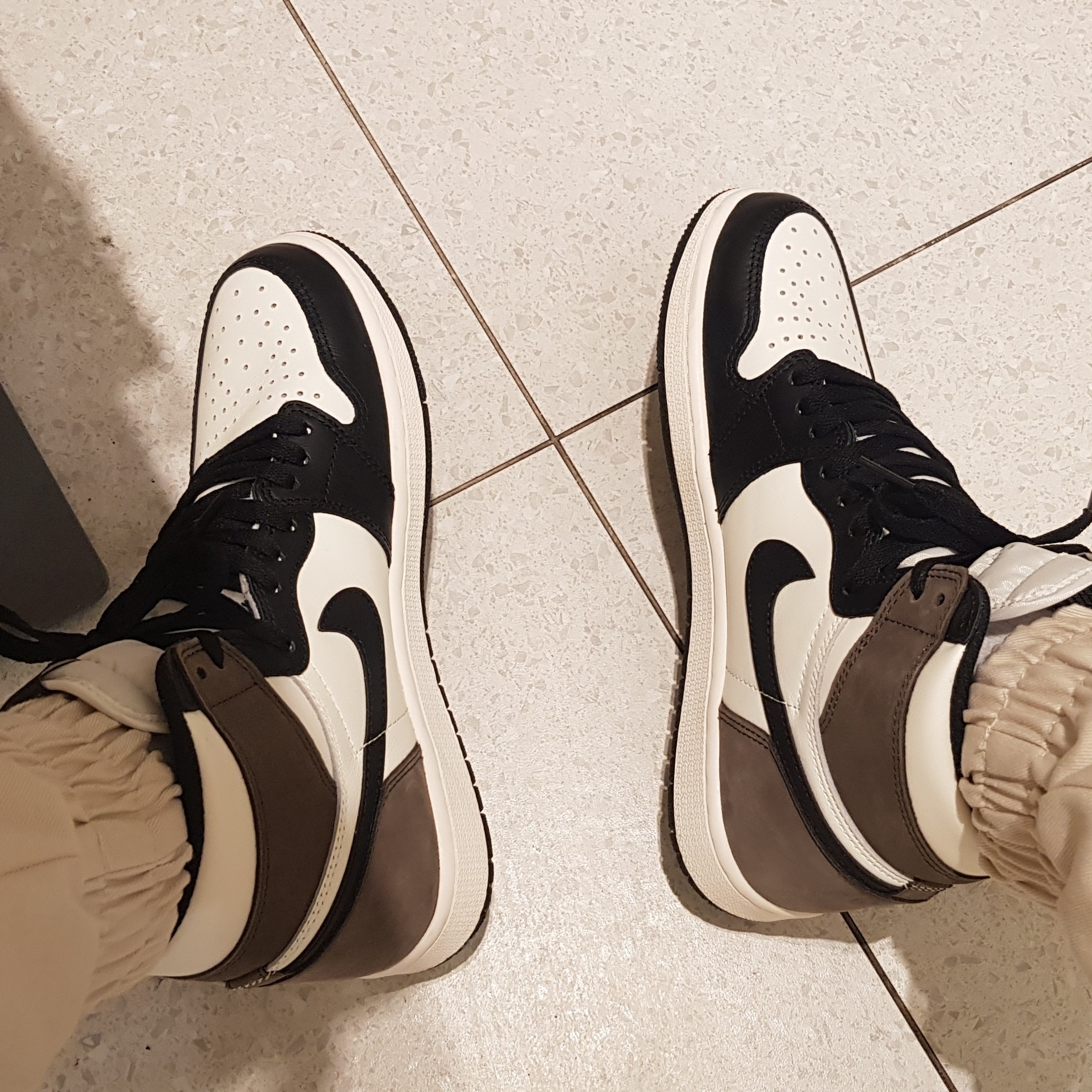 Jordan 1 Retro High OG Black Mocha 착용 스타일