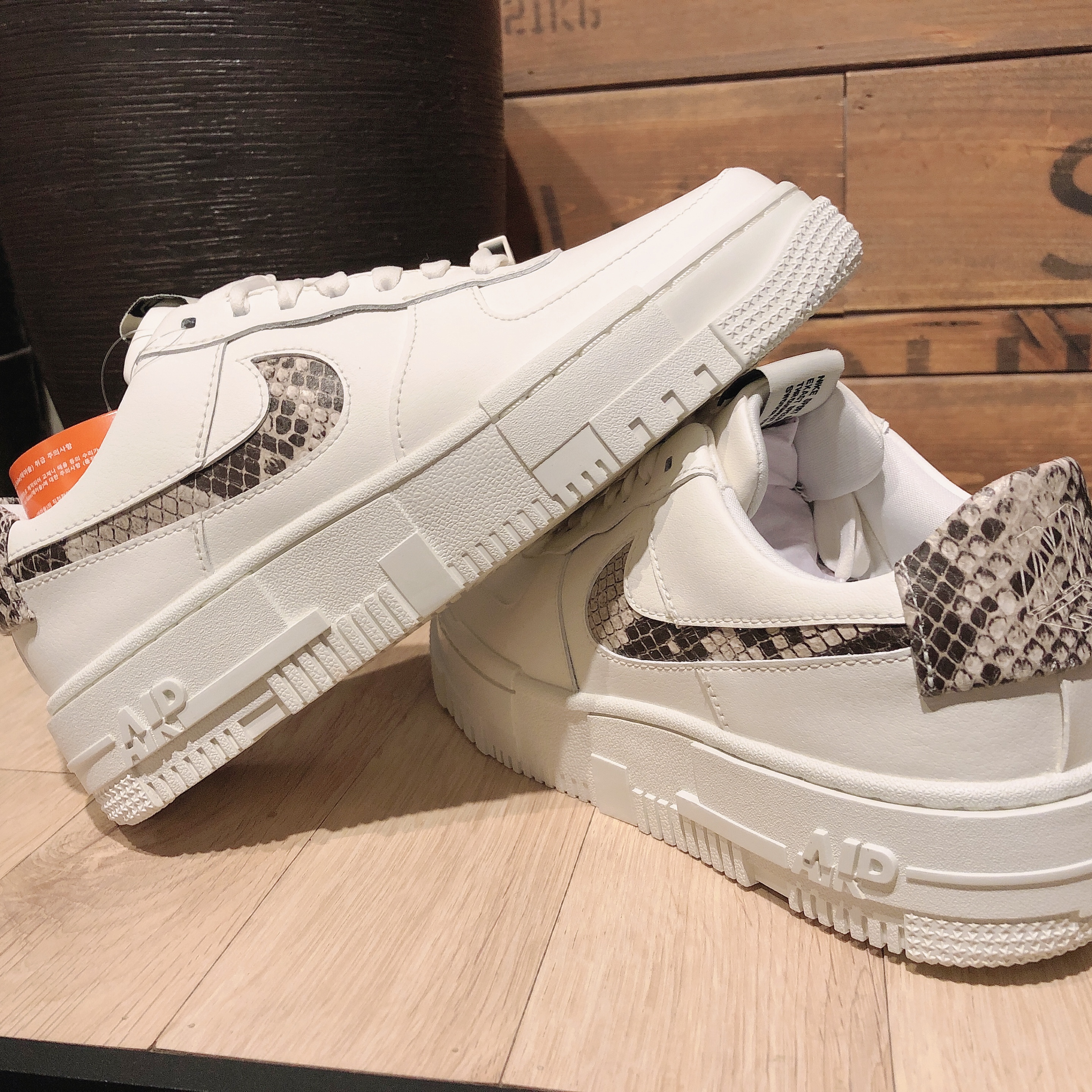 (W) Nike Air Force 1 Pixel SE Sail Snake 착용 스타일 - 2