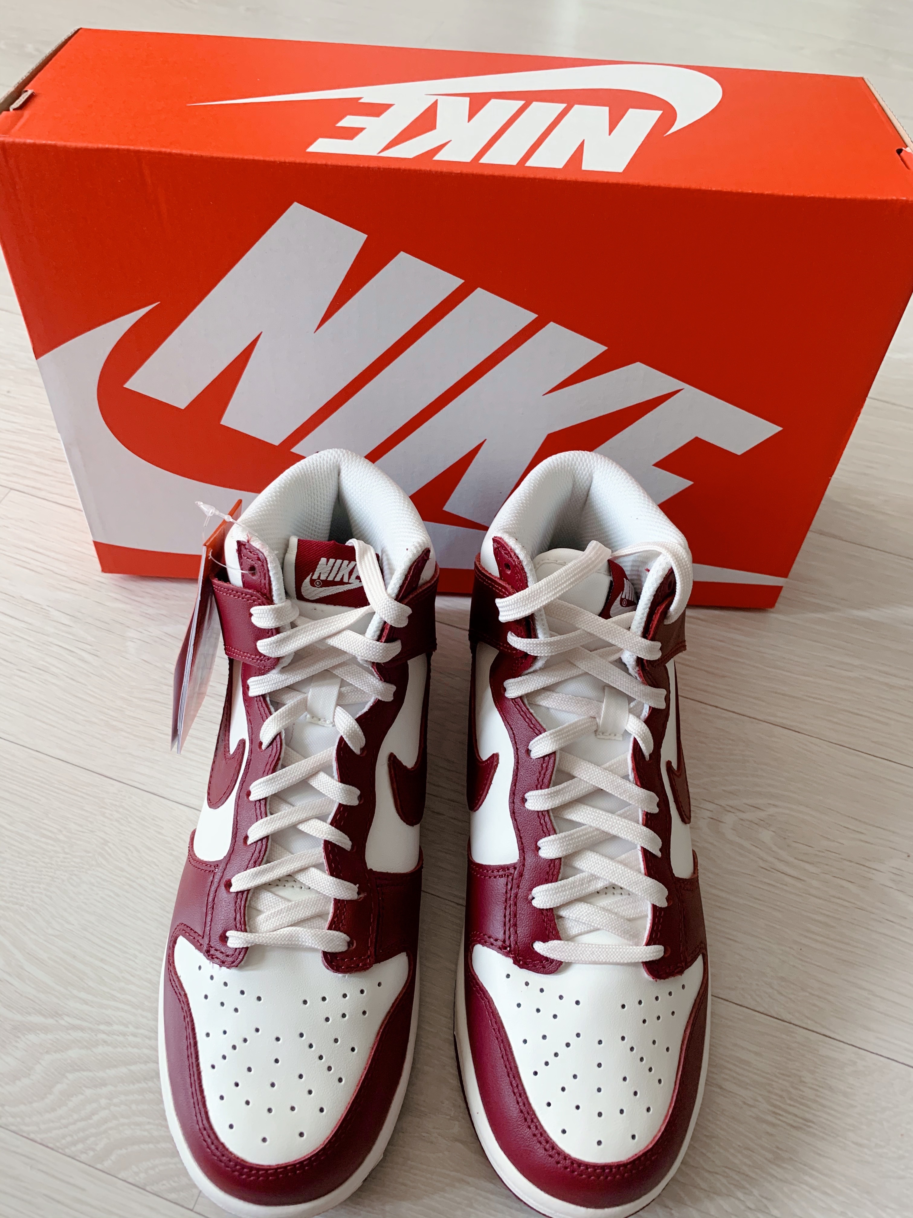 (W) Nike Dunk High Team Red 착용 스타일 - 2