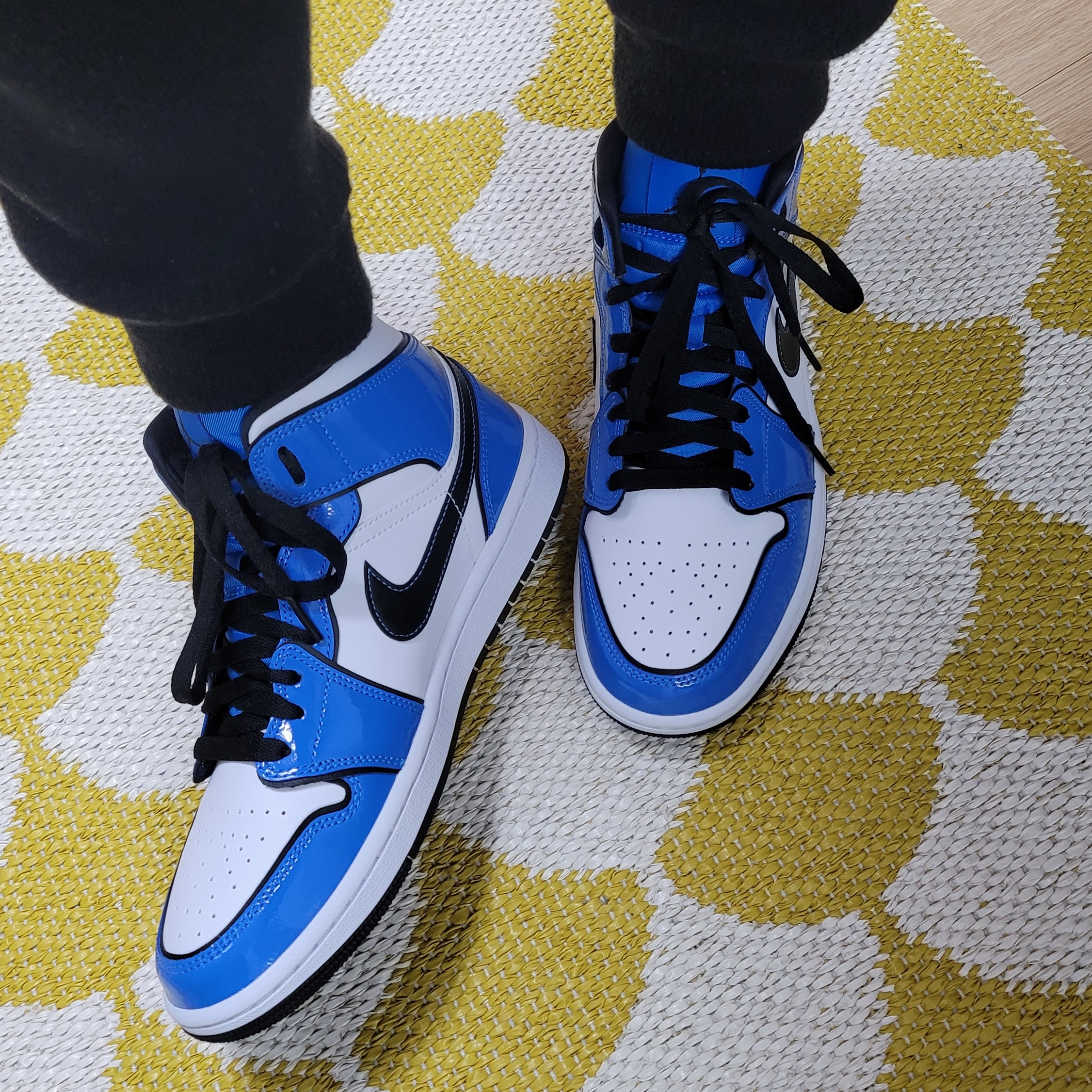Jordan 1 Mid SE Signal Blue 착용 스타일