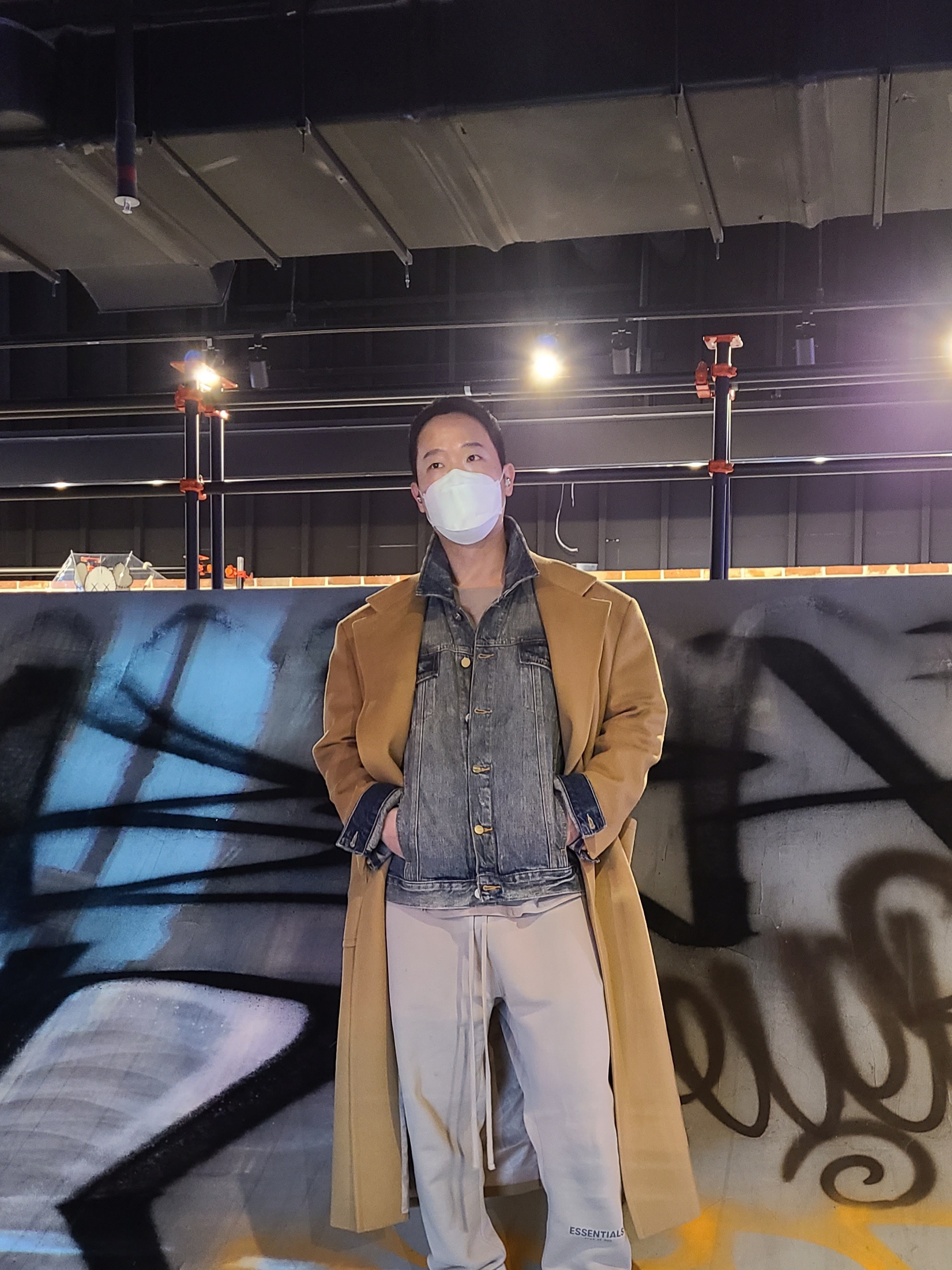 Essentials Denim Trucker Jacket Distressed Indigo - 20FW, Essentials Sweatpants Olive/Khaki - 20FW 착용 스타일
