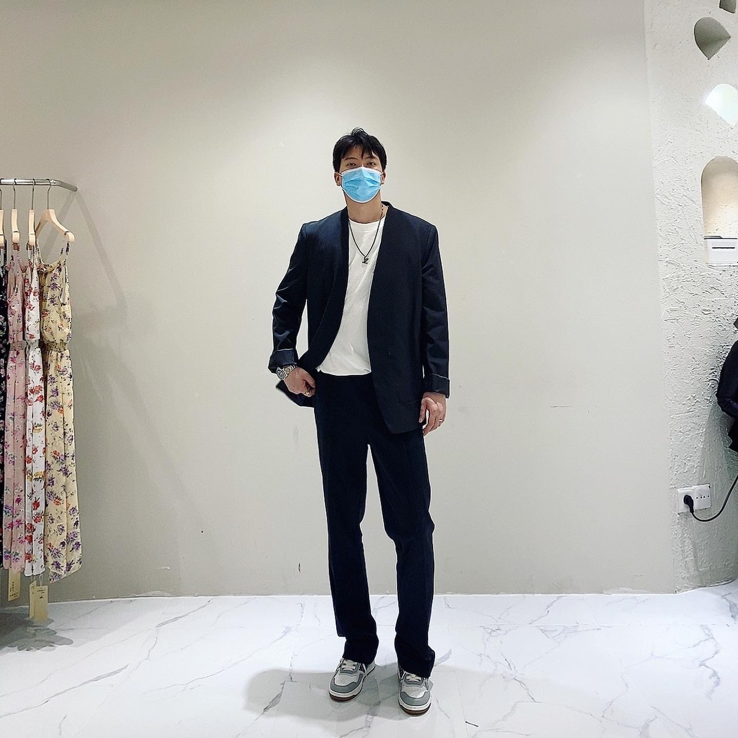 Dior B27 Low-Top Sneakers Gray 착용 스타일 - 1