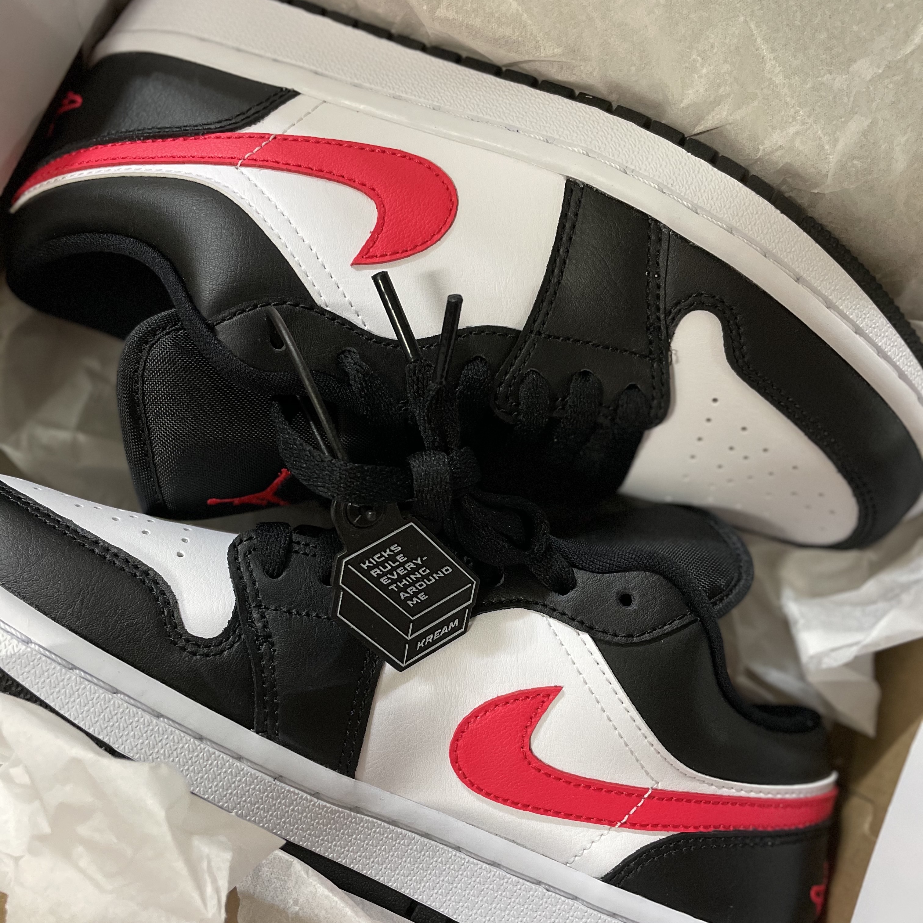 (W) Jordan 1 Low Black Siren Red 착용 스타일