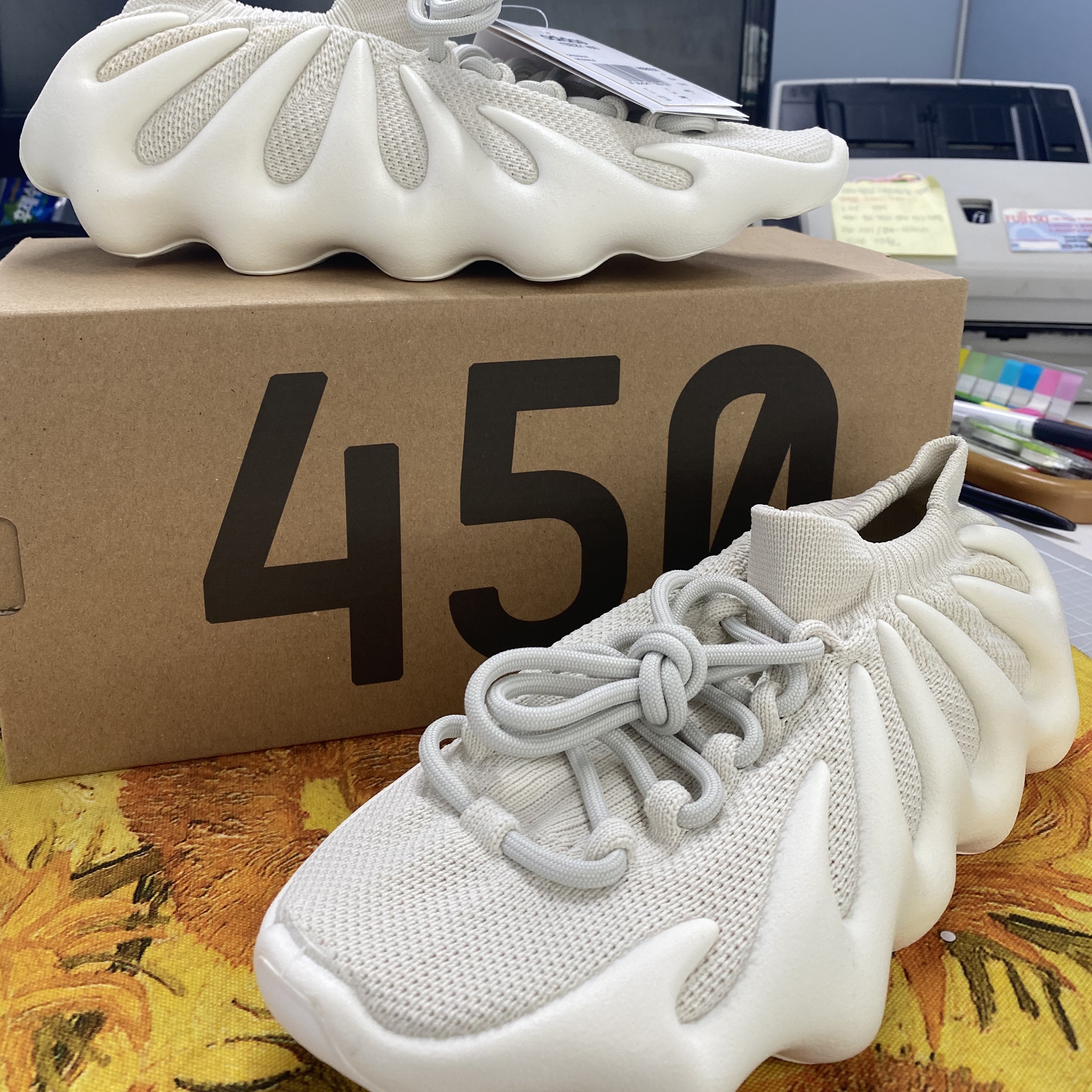 Adidas Yeezy 450 Cloud White 착용 스타일 - 3