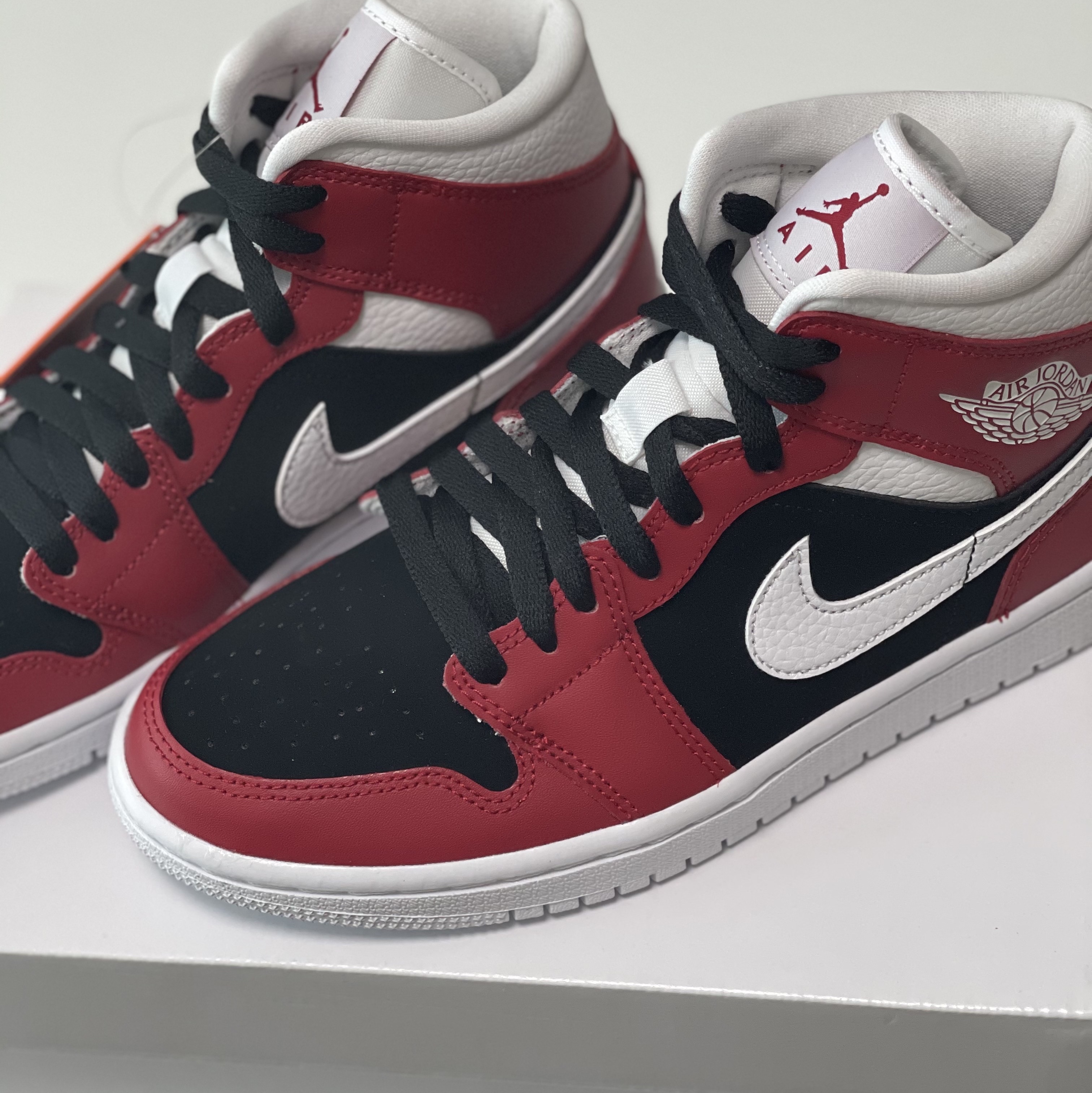 (W) Jordan 1 Mid Gym Red Black 착용 스타일 - 2
