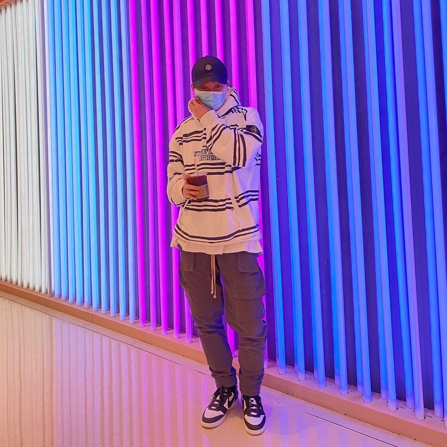 Supreme x Stone Island Painted Camo Nylon 6-Panel Dark Teal - 20FW, Supreme x Stone Island Warp Stripe Hooded Sweatshirt White - 20FW 착용 스타일 - 3