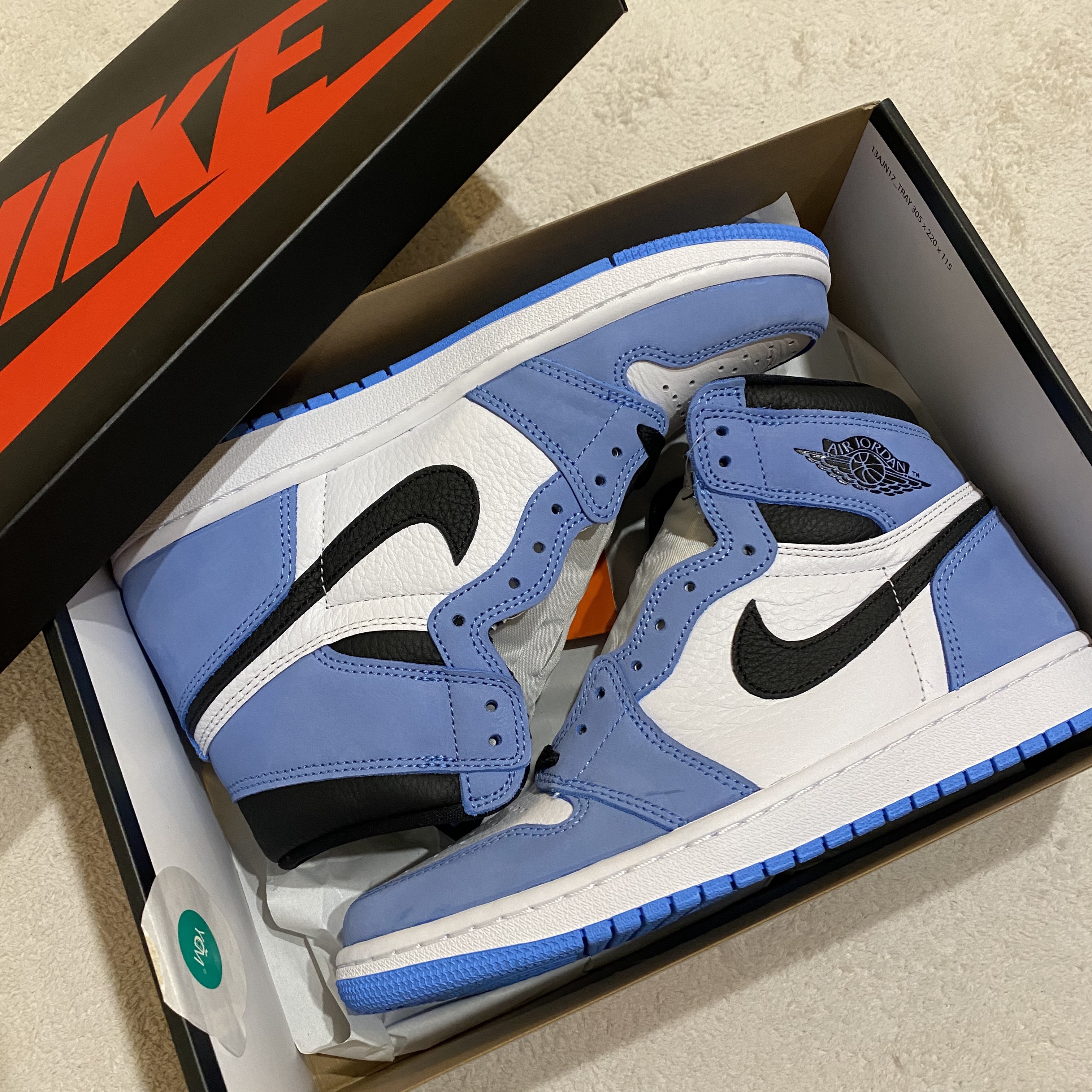 Jordan 1 Retro High OG University Blue 착용 스타일 - 4