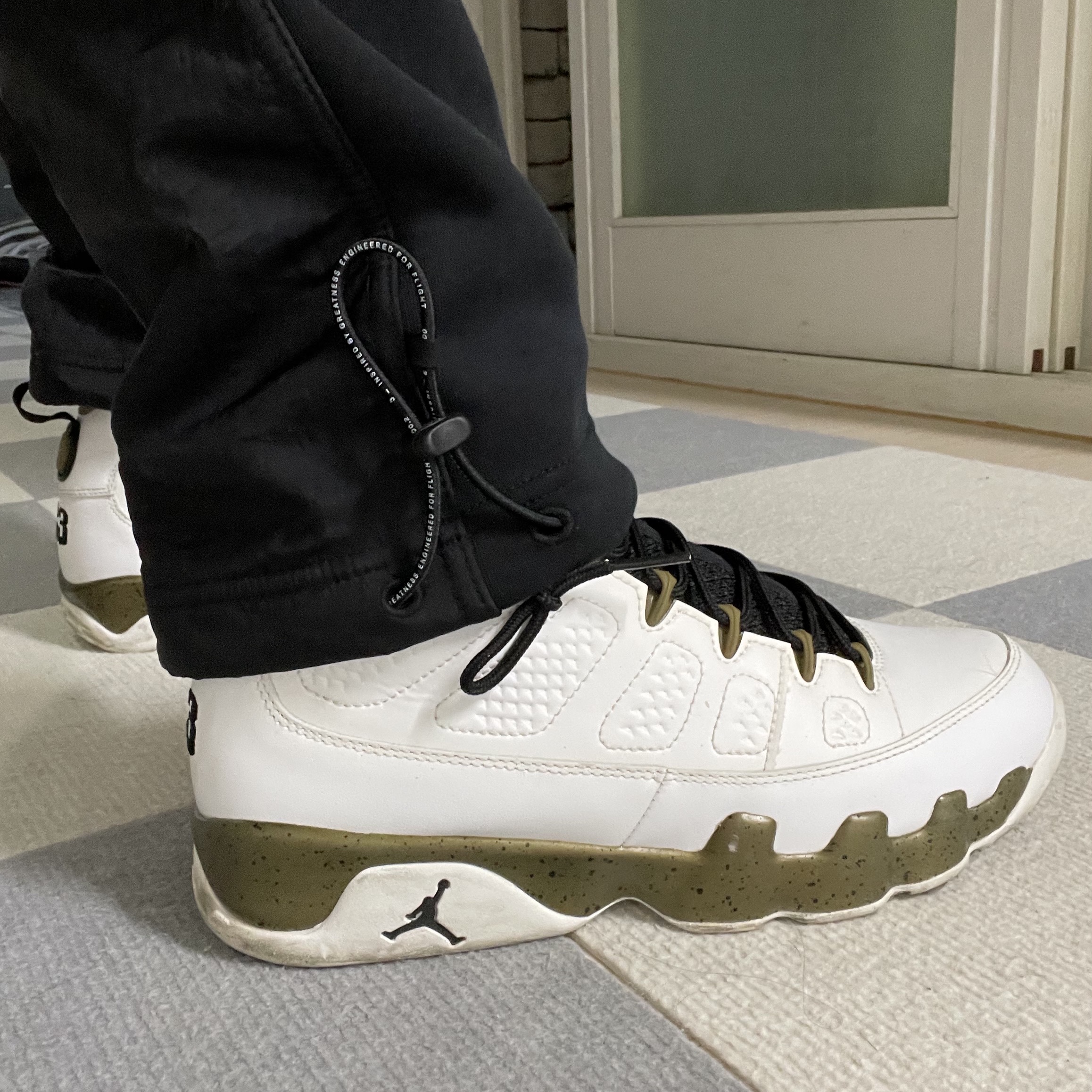 Jordan 9 Retro Statue 착용 스타일 - 1