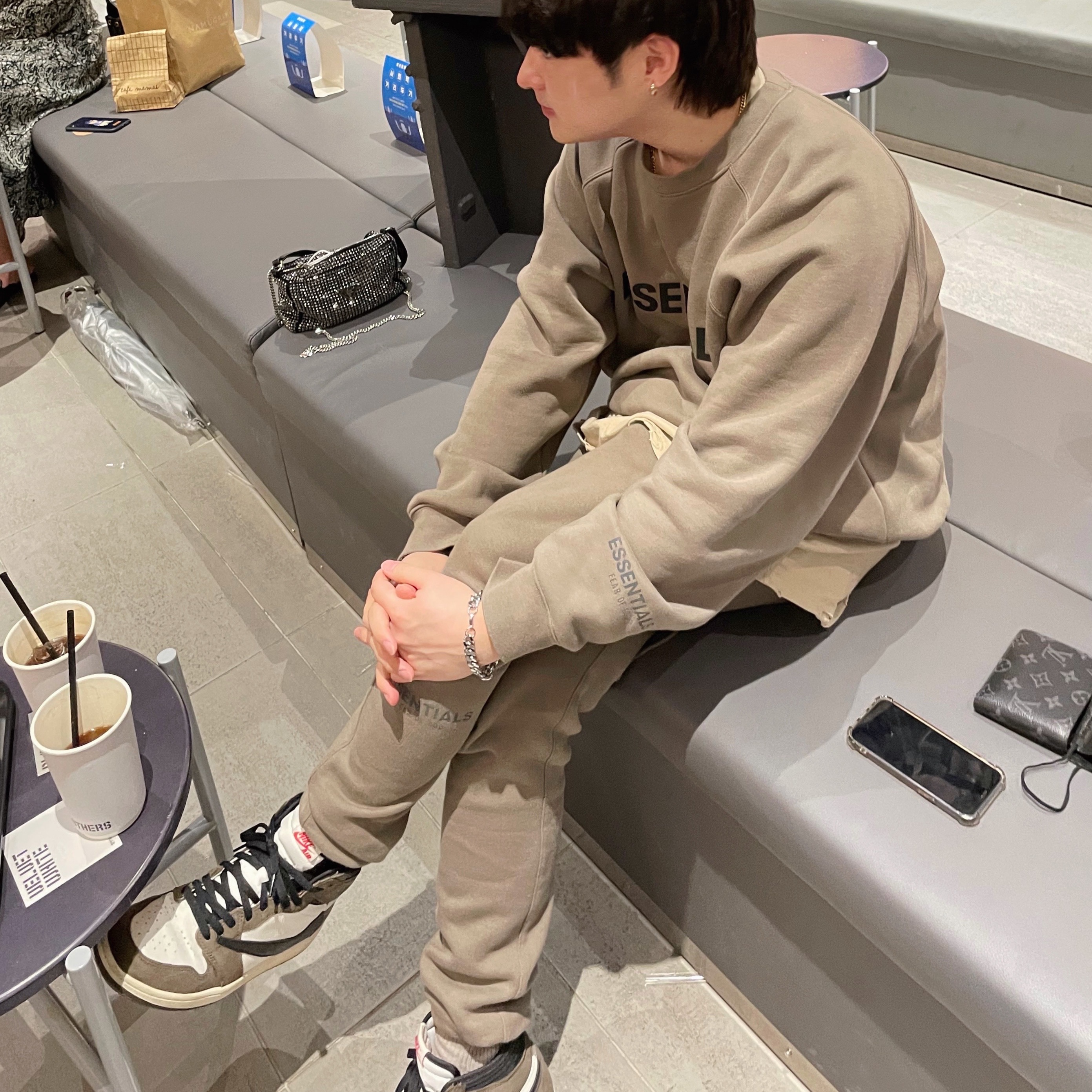 Jordan 1 Retro High OG Black Mocha, Jordan 1 x Travis Scott Retro High OG SP Mocha 착용 스타일 - 2