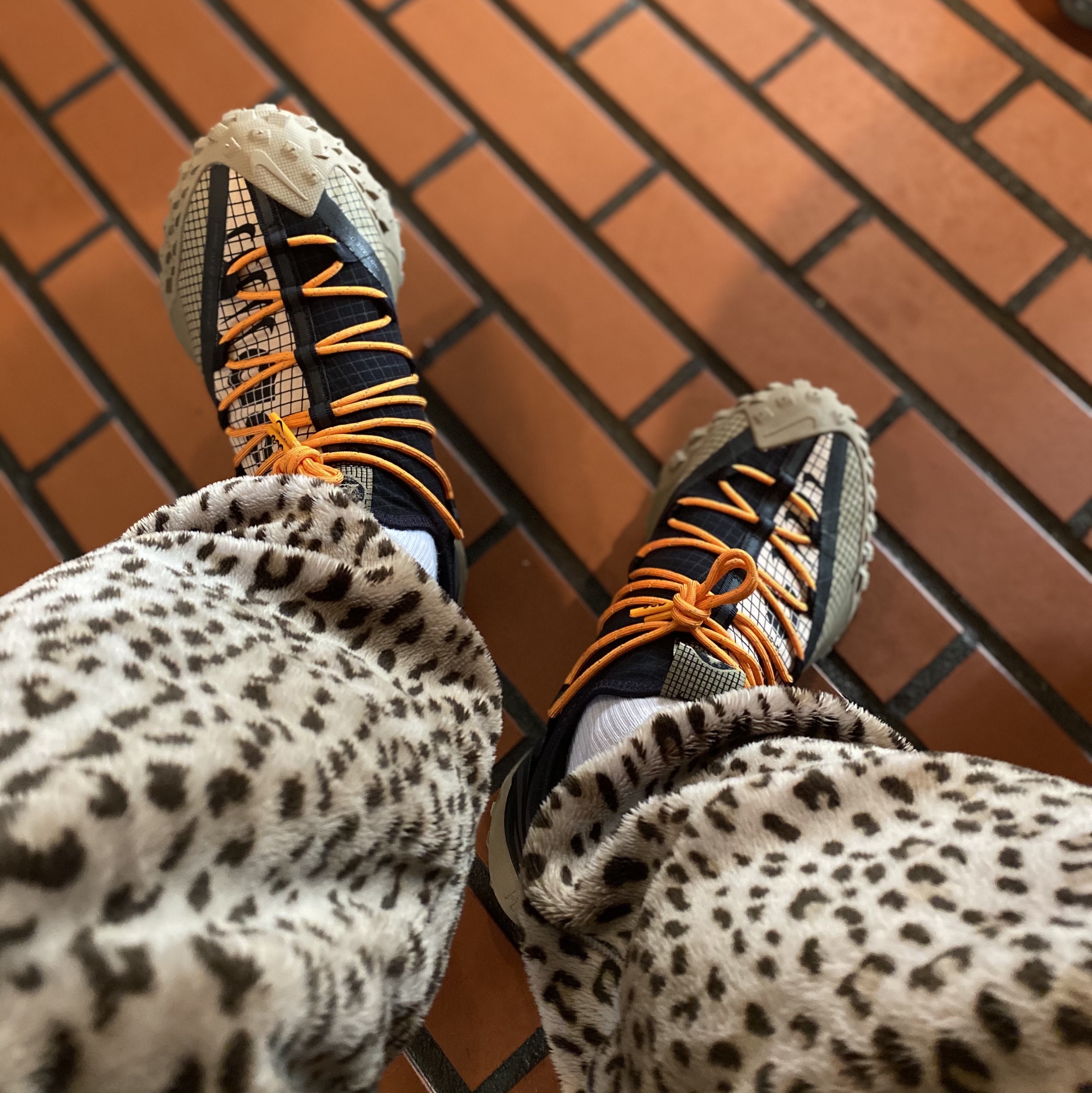 Nike ACG Mountain Fly Low Fossil Stone 착용 스타일