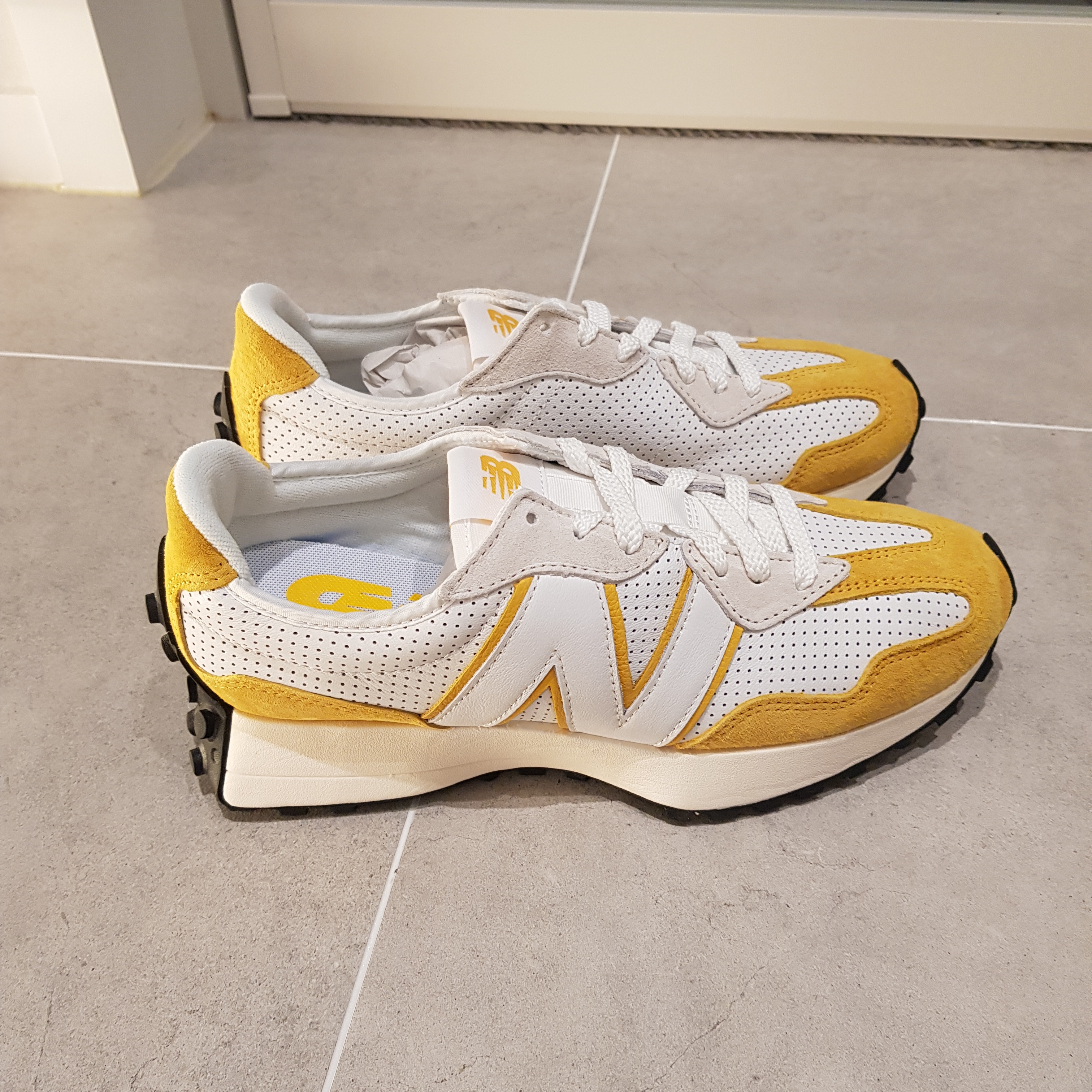 New Balance 327 Primary Pack Yellow 착용 스타일