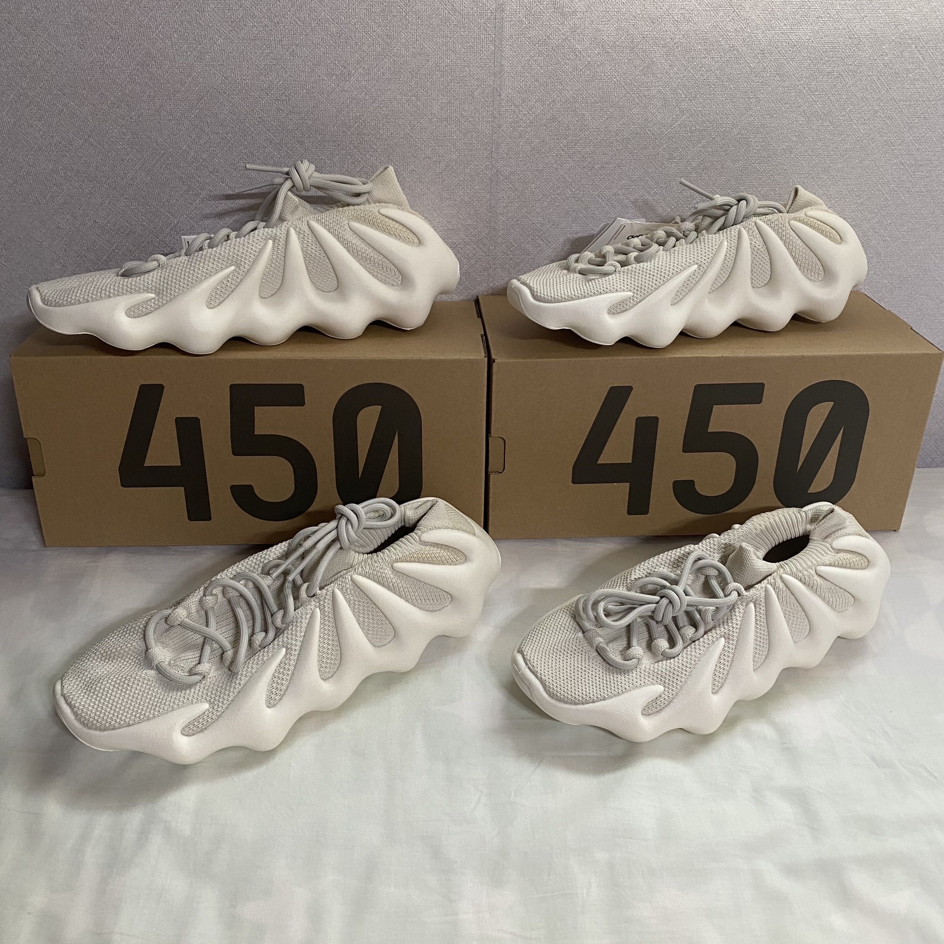 Adidas Yeezy 450 Cloud White 착용 스타일 - 1