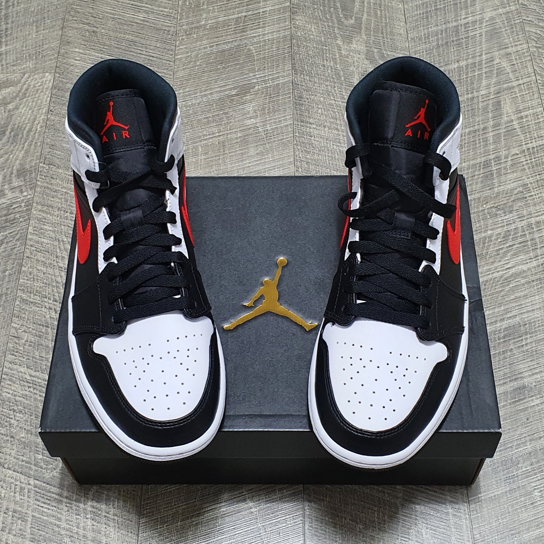 Jordan 1 Mid Black Chile Red 착용 스타일 - 3