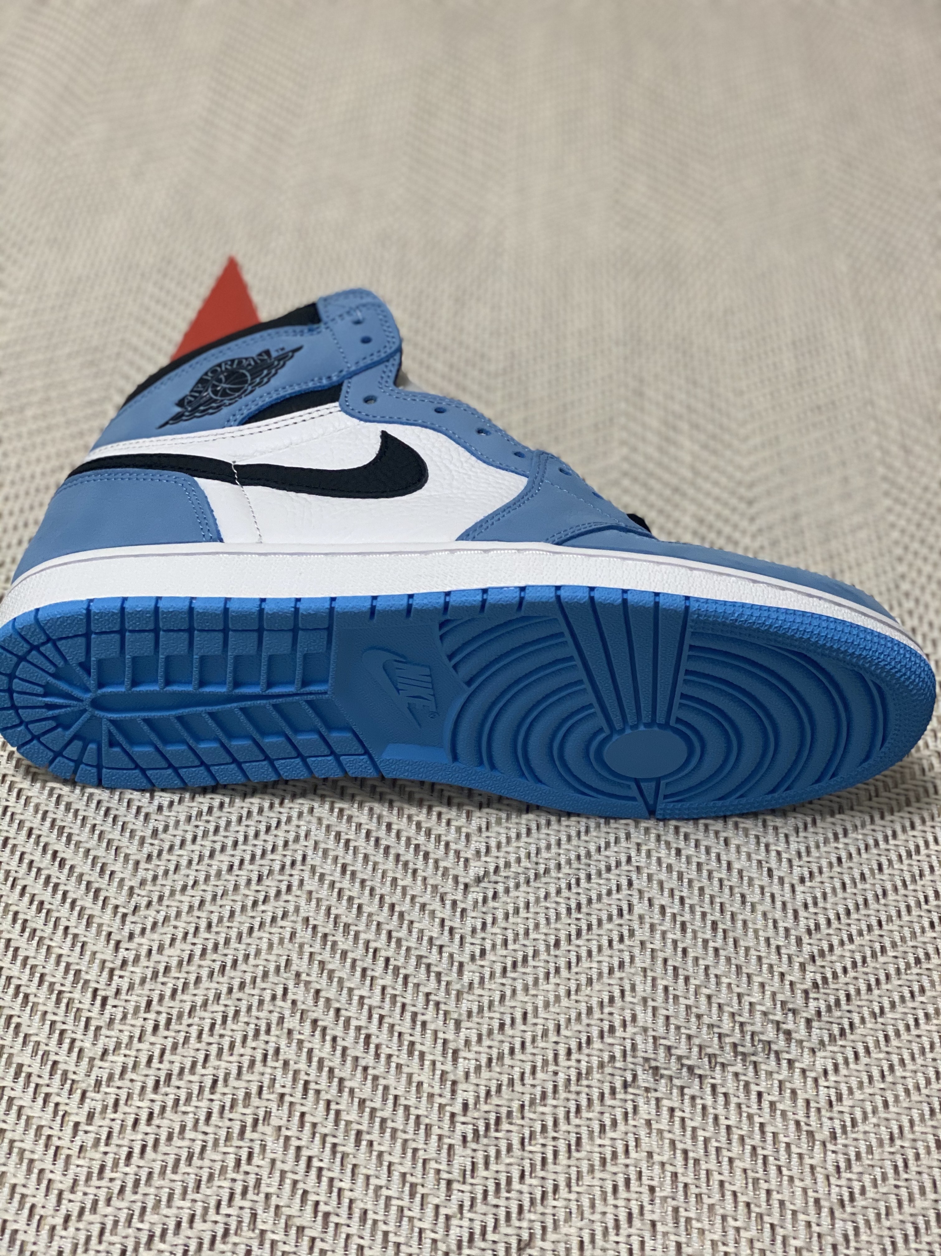 Jordan 1 Retro High OG University Blue 착용 스타일 - 4