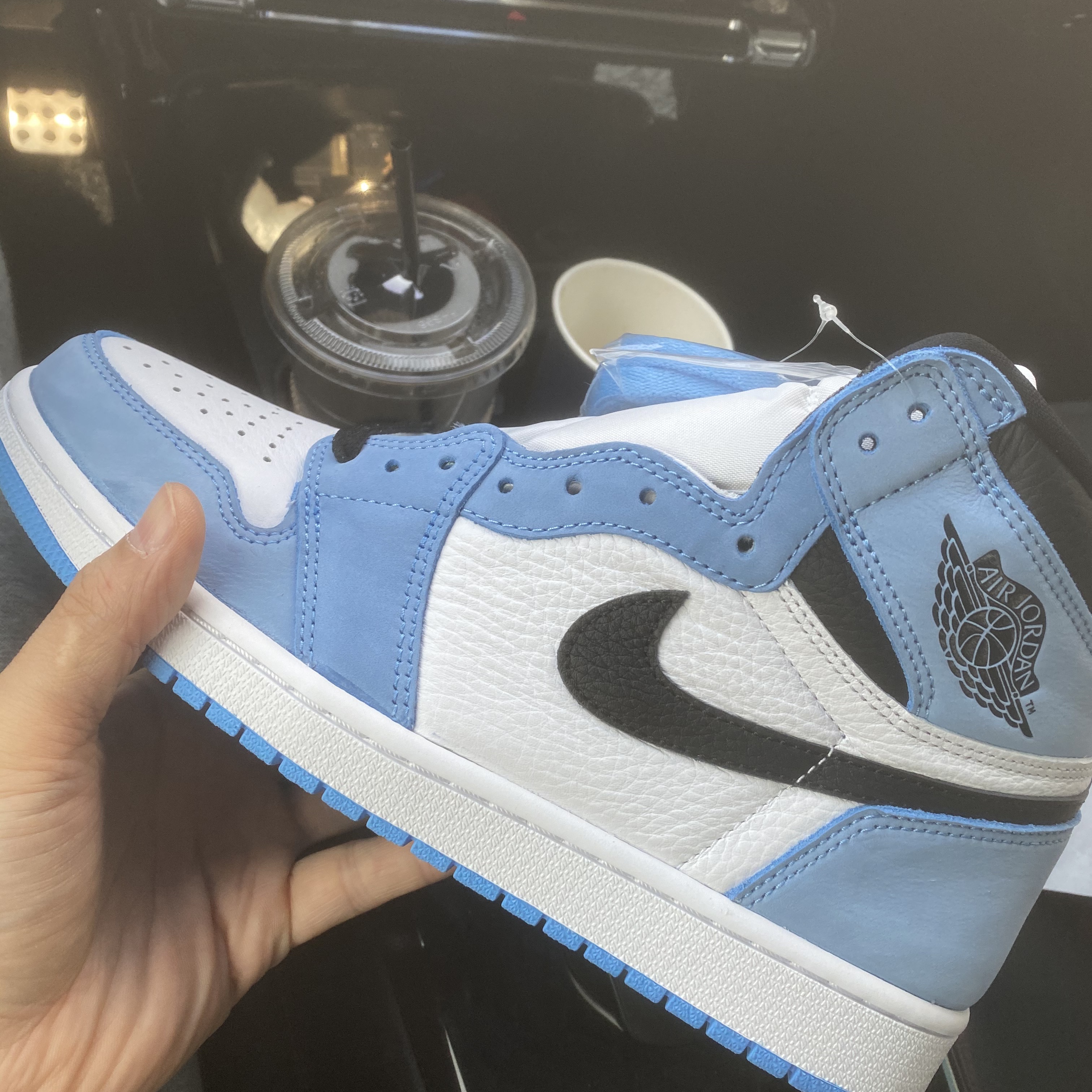 Jordan 1 Retro High OG University Blue 착용 스타일 - 1