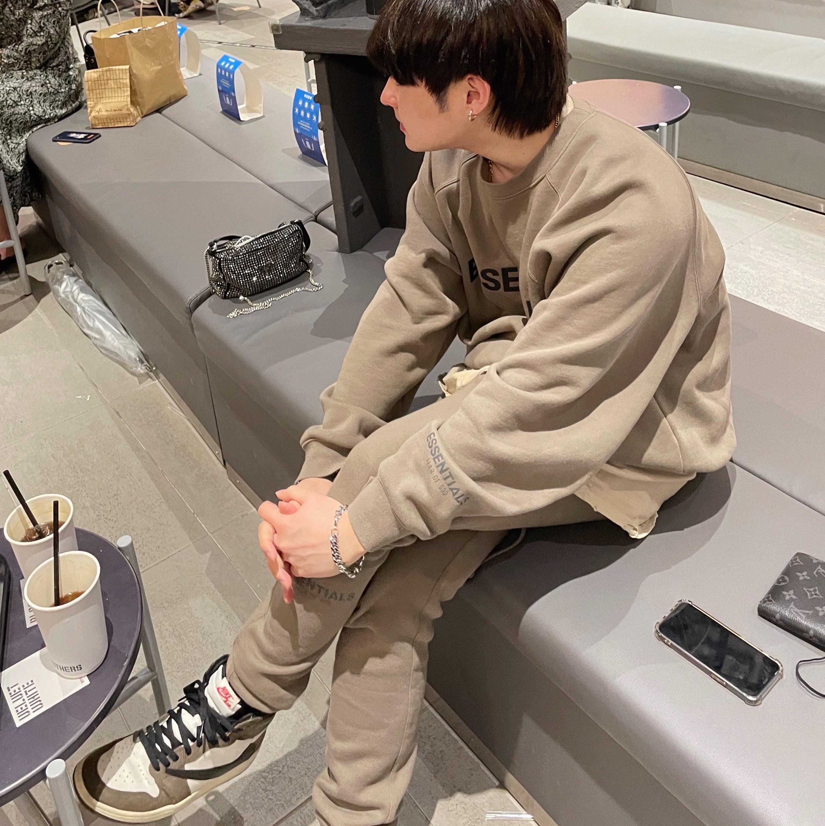 Jordan 1 Retro High OG Black Mocha, Jordan 1 x Travis Scott Retro High OG SP Mocha 착용 스타일 - 3