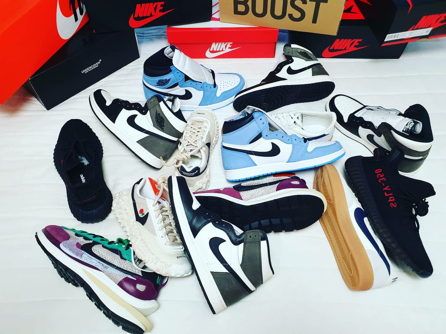 Adidas Yeezy Boost 350 V2 Black Red 2020, Nike x Sacai VaporWaffle String & Black Villain Red 착용 스타일 - 2
