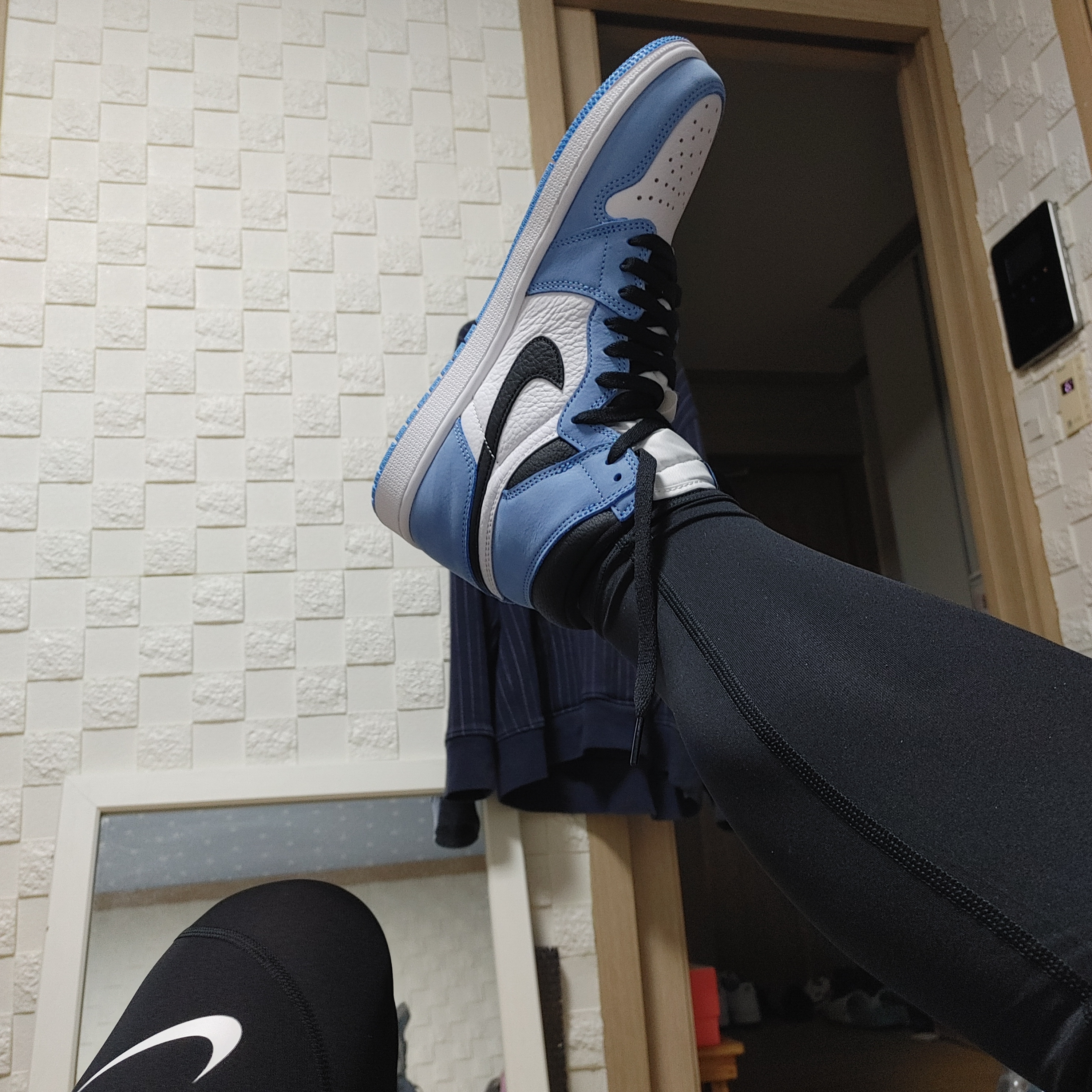 Jordan 1 Retro High OG University Blue 착용 스타일 - 2