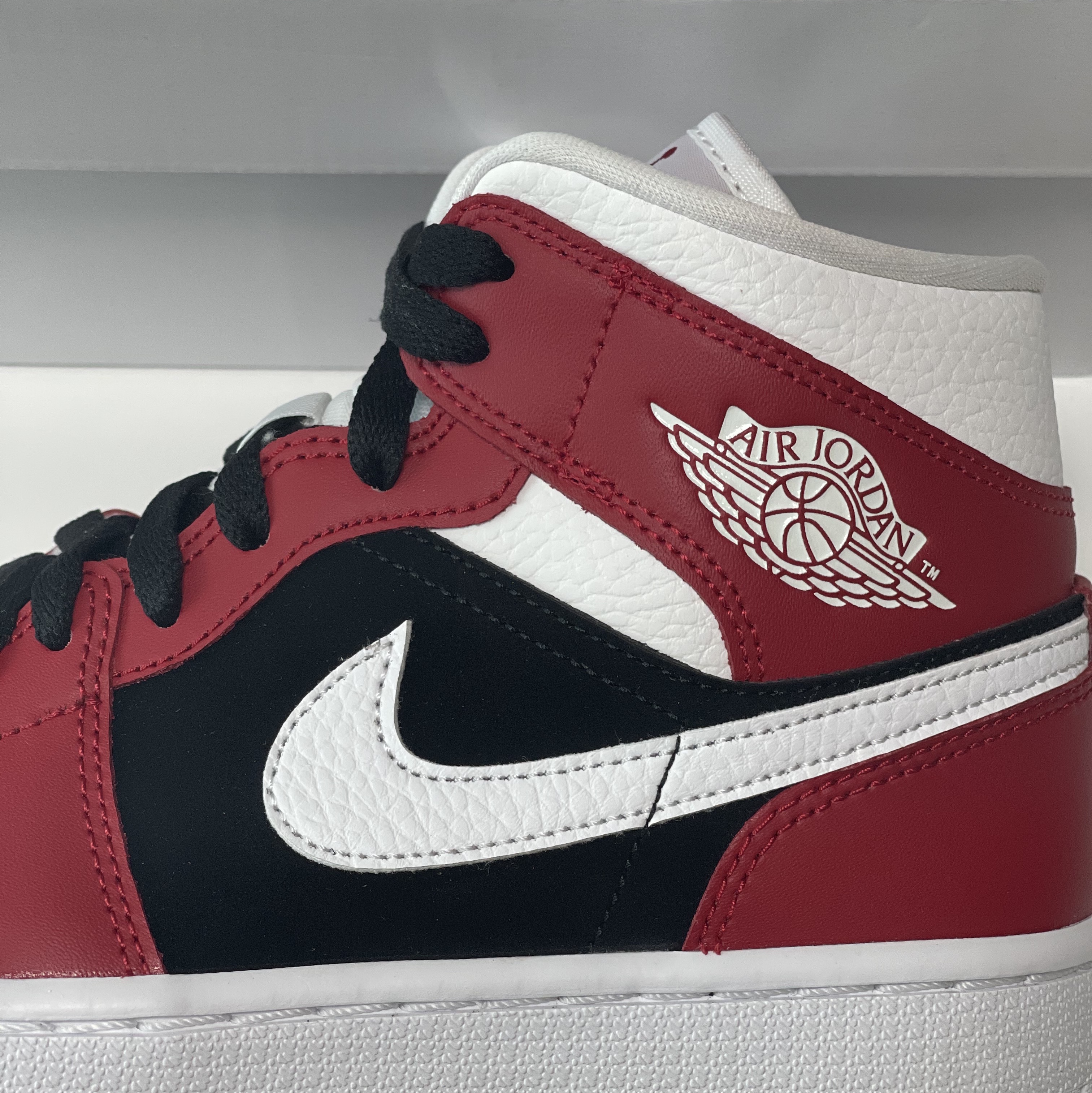 (W) Jordan 1 Mid Gym Red Black 착용 스타일 - 4