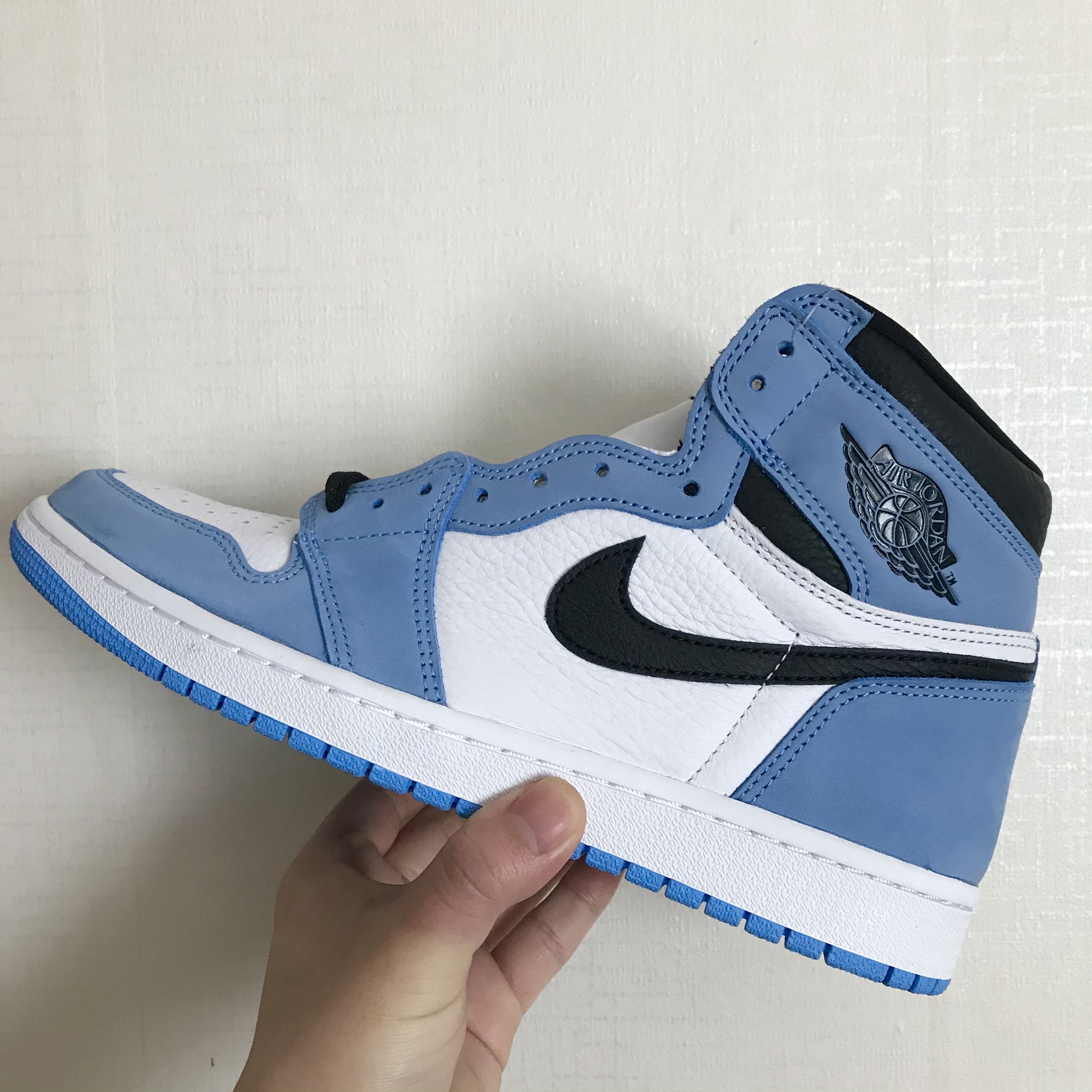 Jordan 1 Retro High OG University Blue 착용 스타일 - 1
