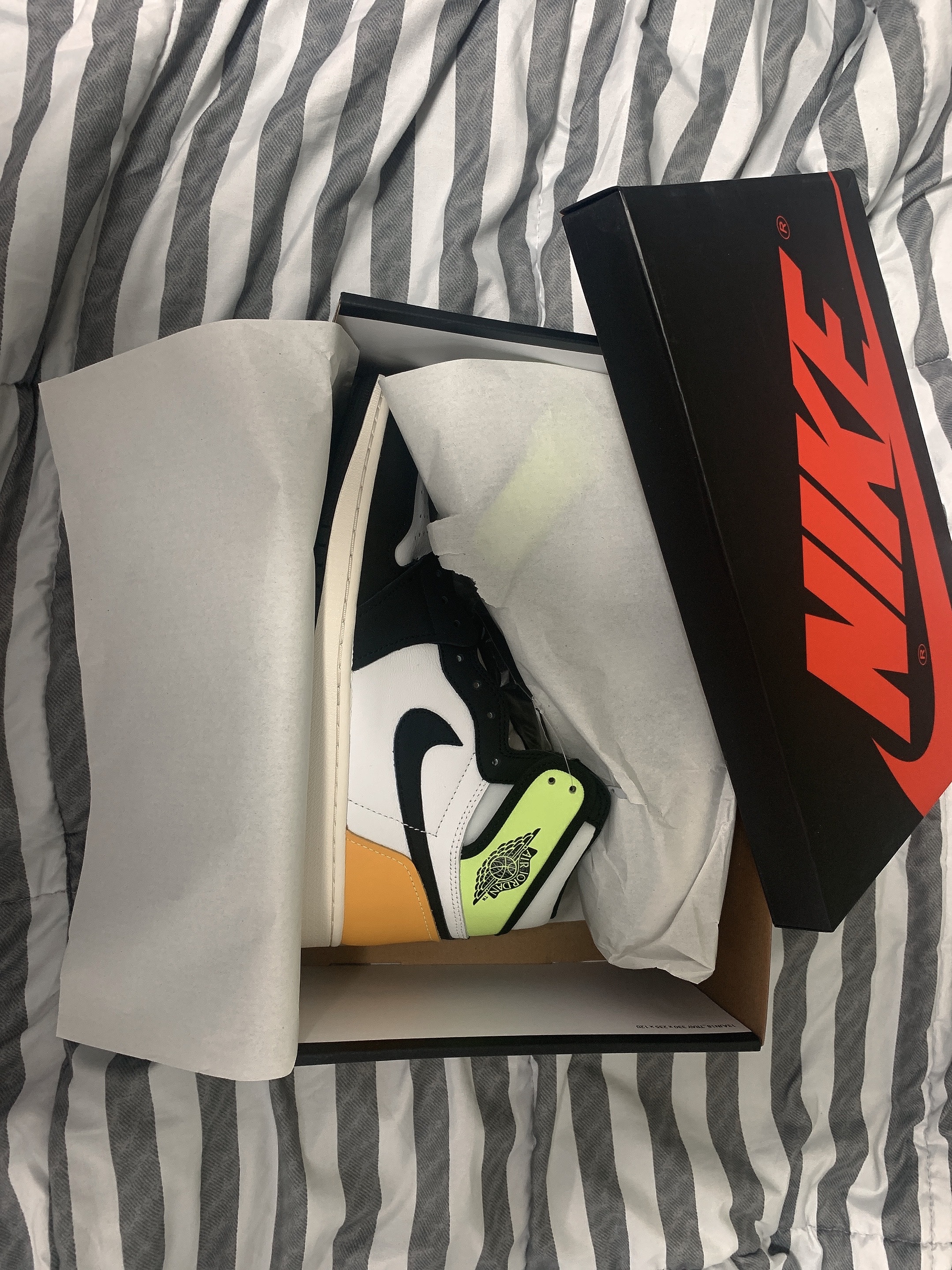 Jordan 1 Retro High OG Volt Gold 착용 스타일 - 1