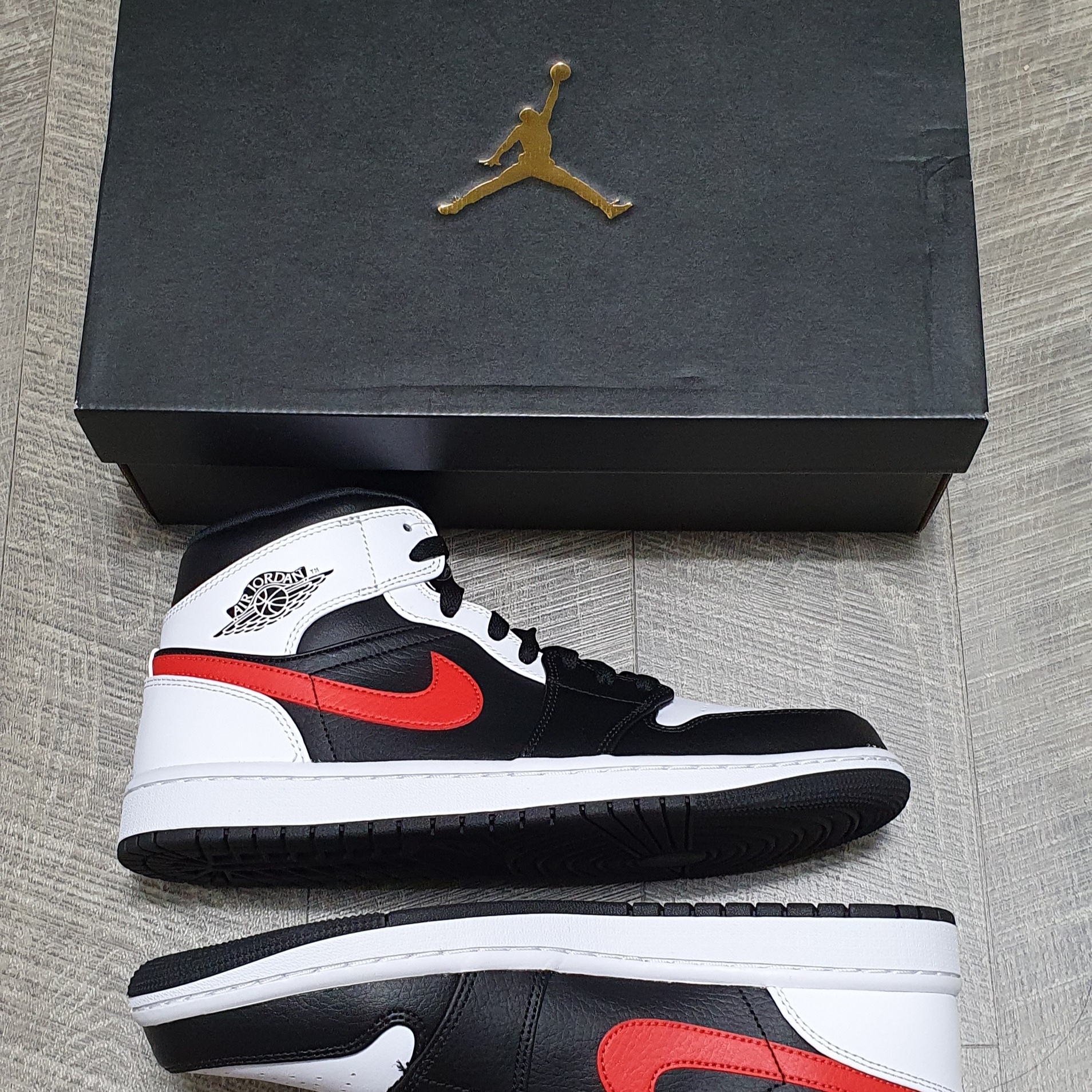 Jordan 1 Mid Black Chile Red 착용 스타일 - 2
