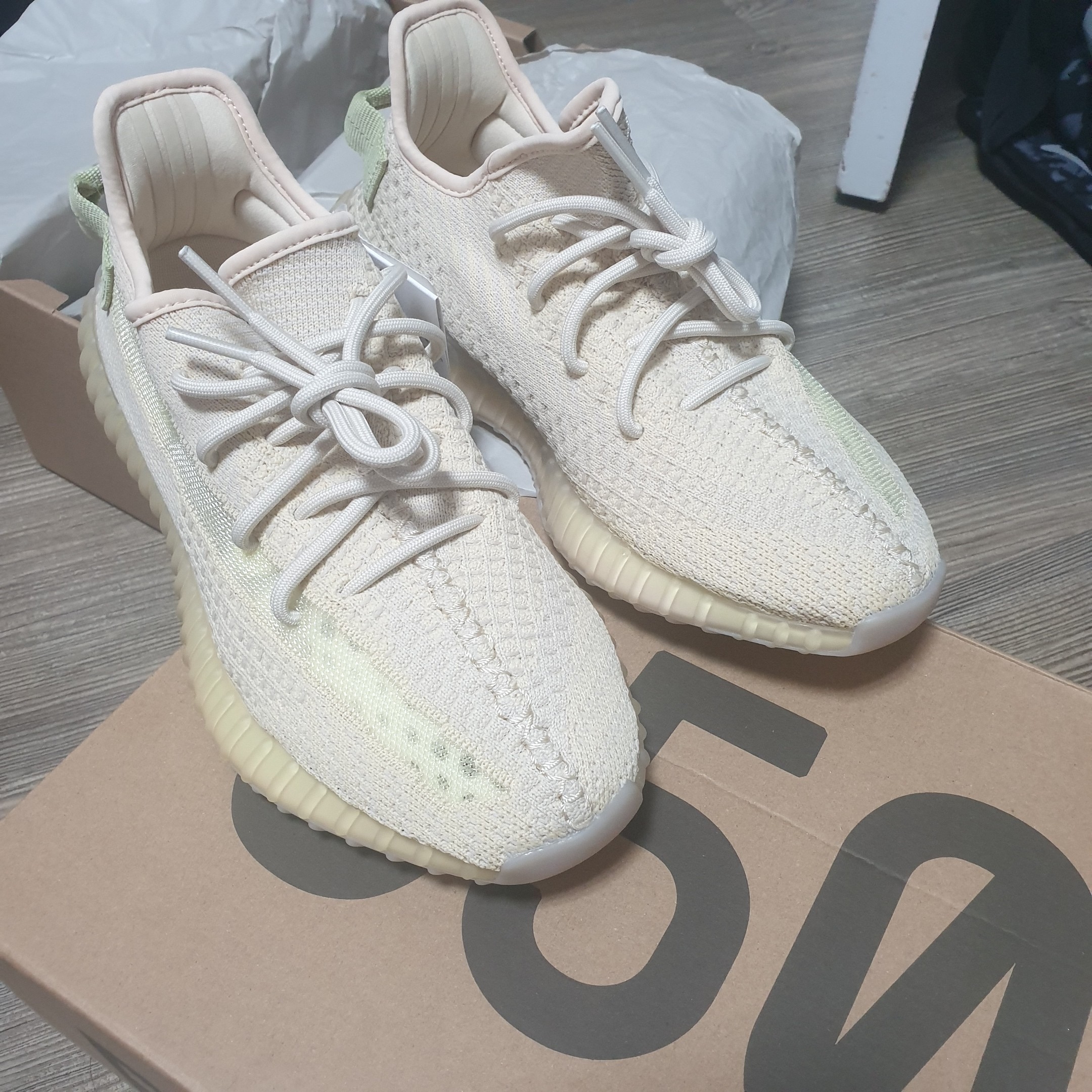 Adidas Yeezy Boost 350 V2 Flax 2020 착용 스타일 - 1