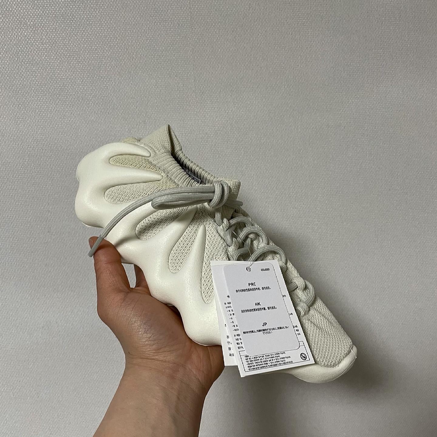 Adidas Yeezy 450 Cloud White 착용 스타일 - 1