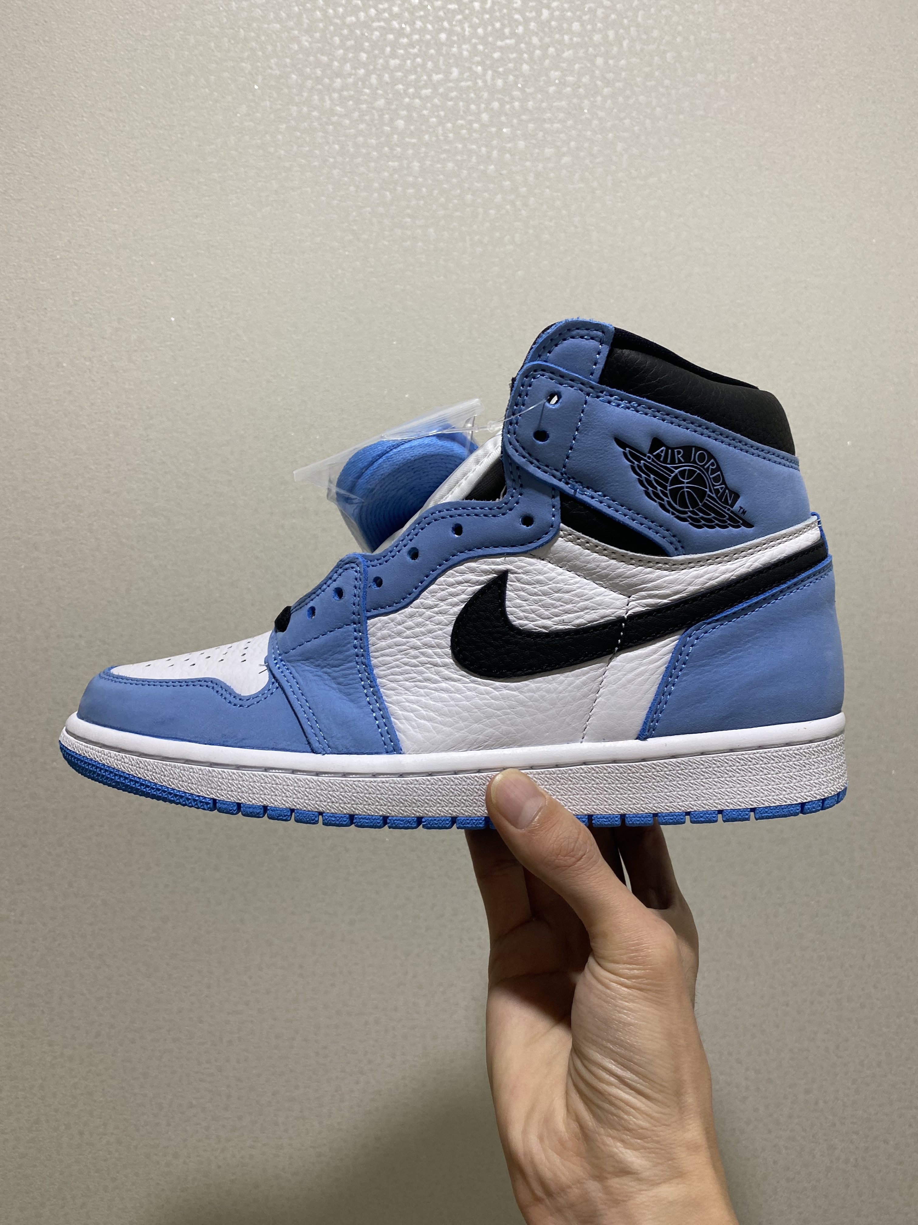 Jordan 1 Retro High OG University Blue 착용 스타일 - 5