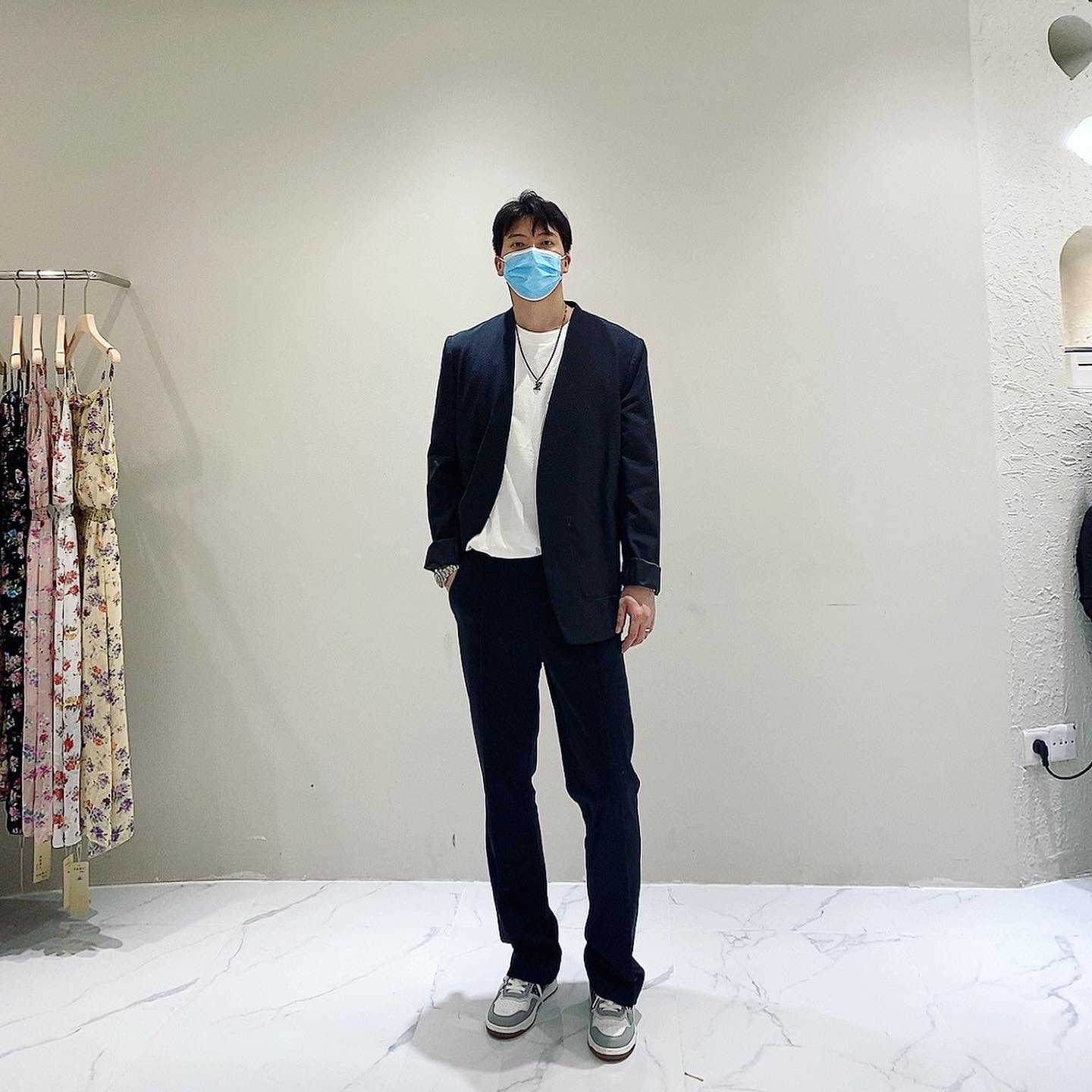 Dior B27 Low-Top Sneakers Gray 착용 스타일 - 2