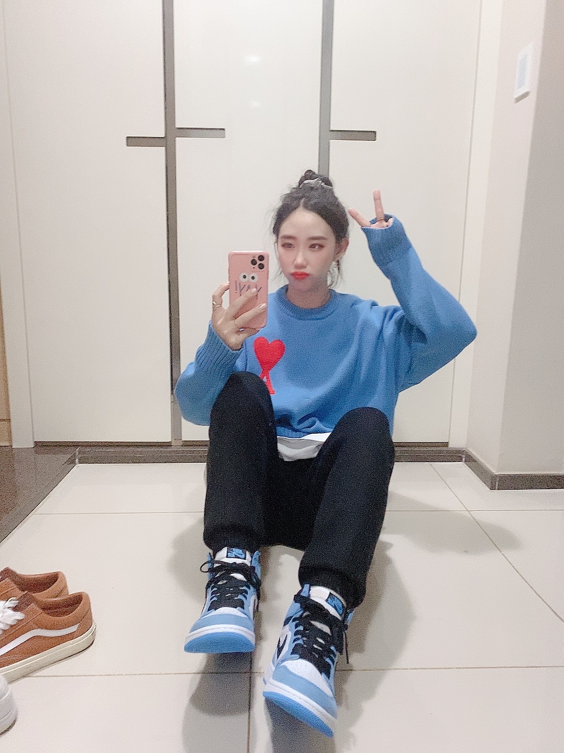 Jordan 1 Retro High OG University Blue 착용 스타일 - 1