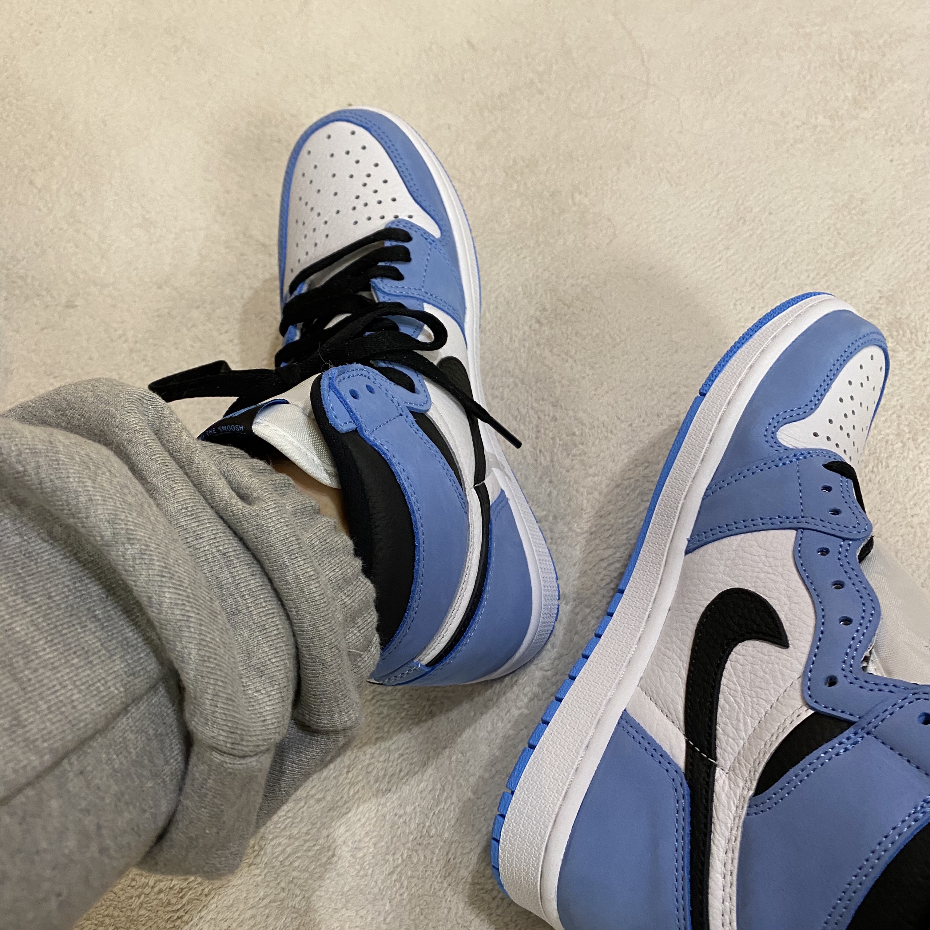 Jordan 1 Retro High OG University Blue 착용 스타일 - 1