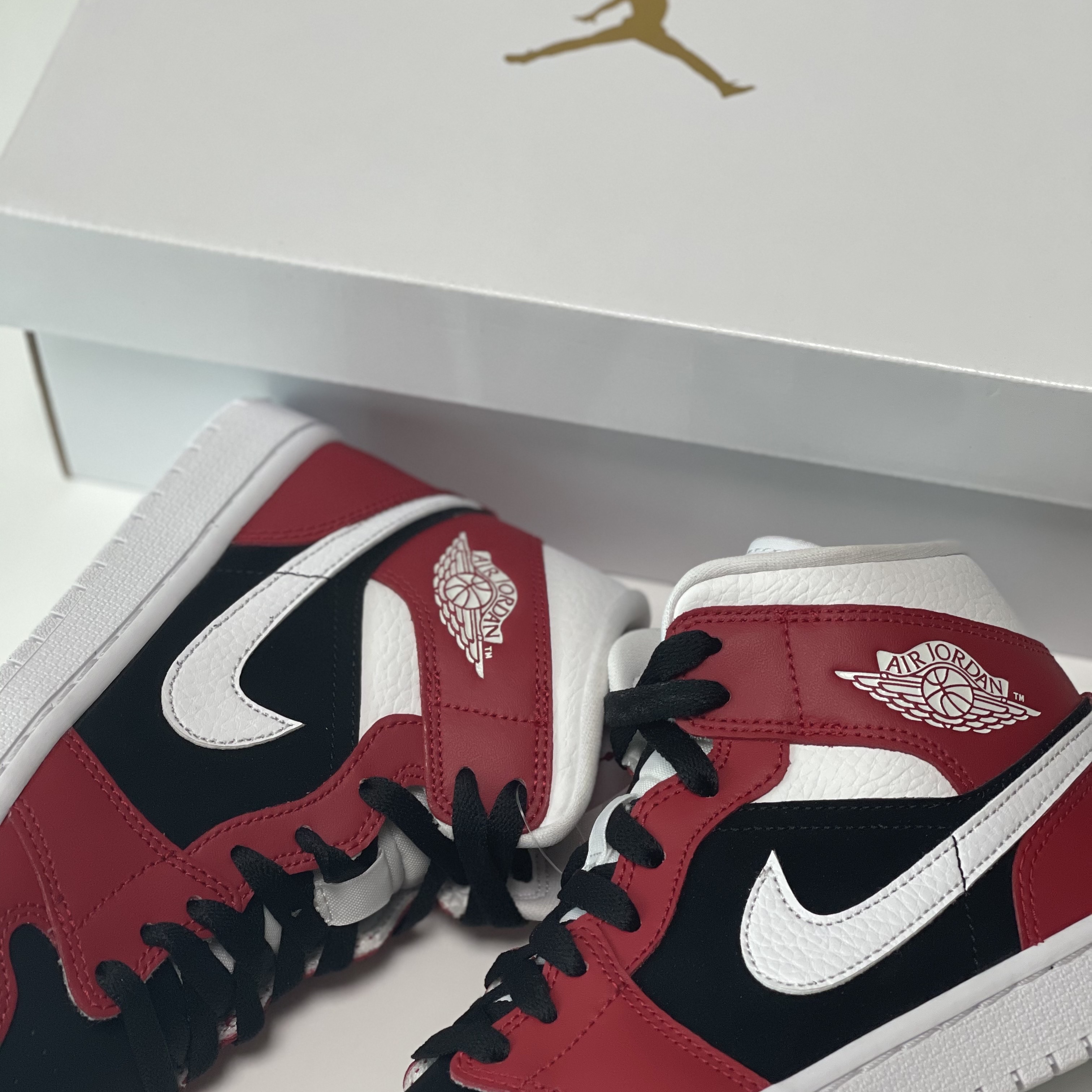 (W) Jordan 1 Mid Gym Red Black 착용 스타일 - 3