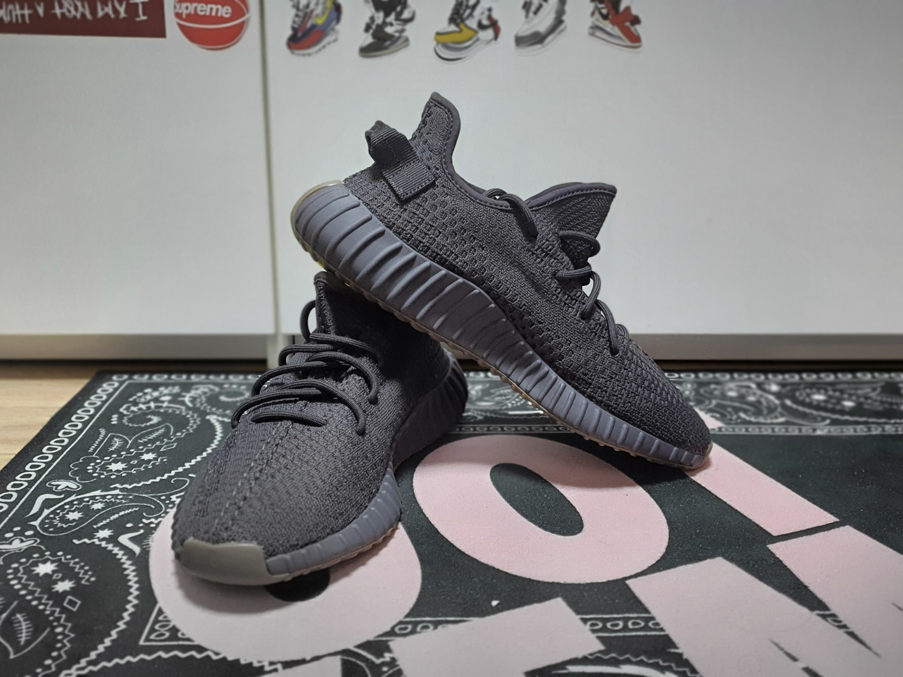 Adidas Yeezy Boost 350 V2 Cinder 착용 스타일 - 1