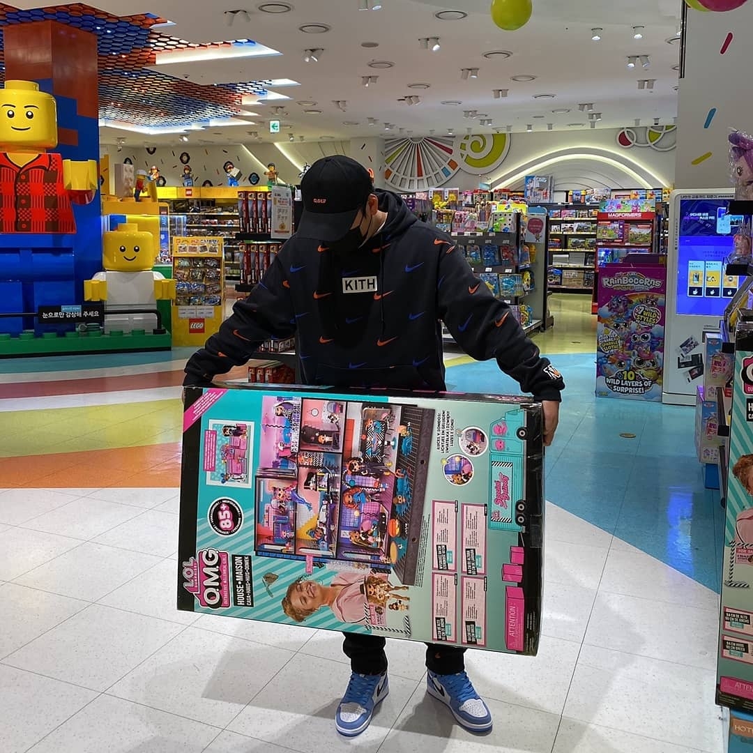Nike x Kith New York Knicks AOP Hoodie Black, Jordan 1 Retro High OG University Blue 착용 스타일 - 1