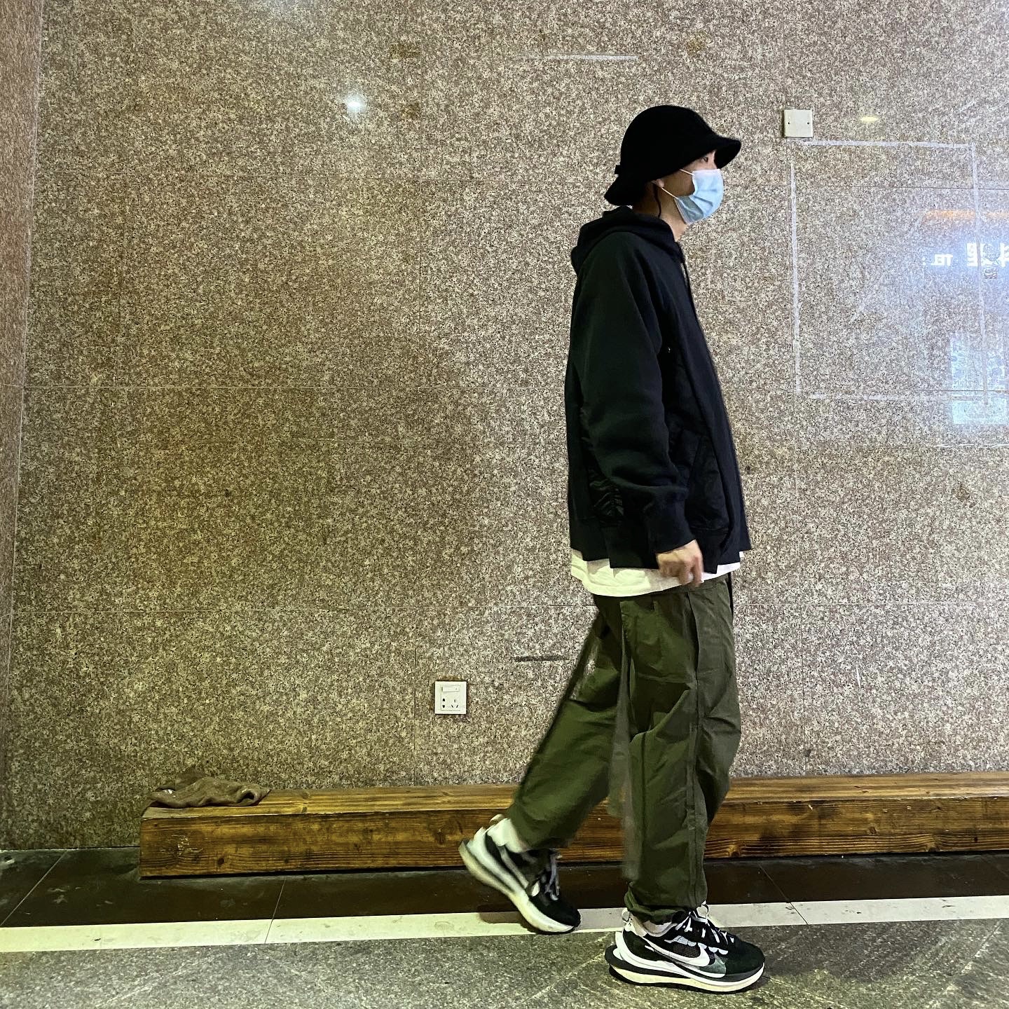 Supreme x Stone Island Corduroy Crusher Black - 20FW, Nike x Sacai NRG Hoodie Black 착용 스타일 - 3