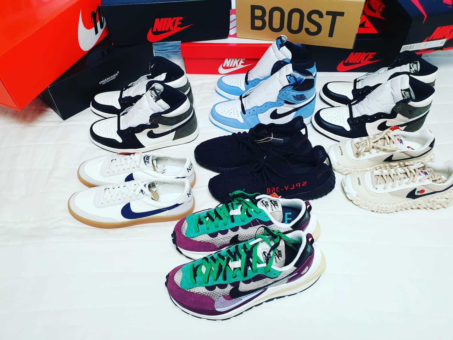 Adidas Yeezy Boost 350 V2 Black Red 2020, Nike x Sacai VaporWaffle String & Black Villain Red 착용 스타일 - 3