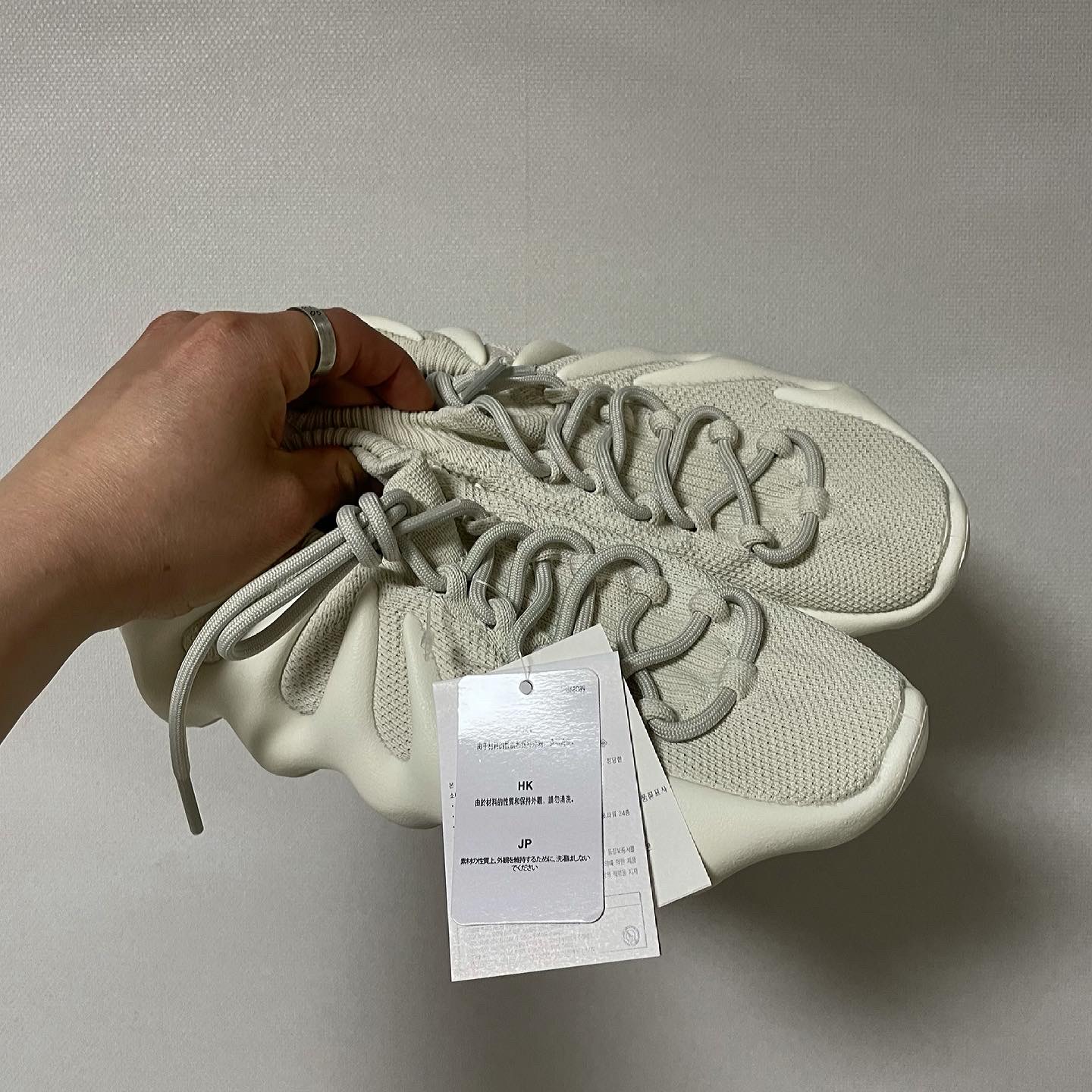 Adidas Yeezy 450 Cloud White 착용 스타일 - 3