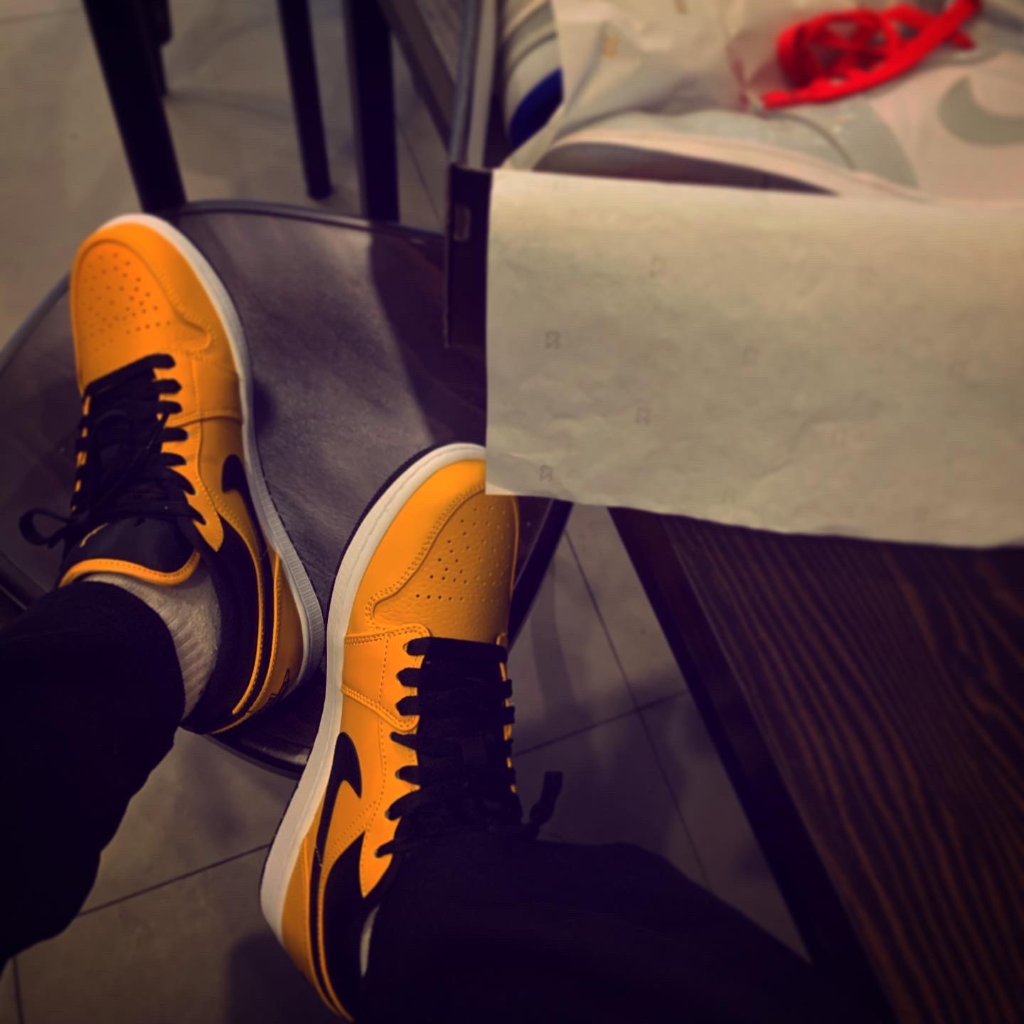Jordan 1 Low University Gold Black 착용 스타일 - 2