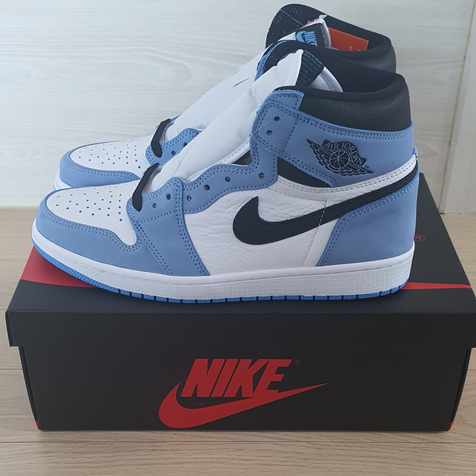 Jordan 1 Retro High OG University Blue 착용 스타일 - 3