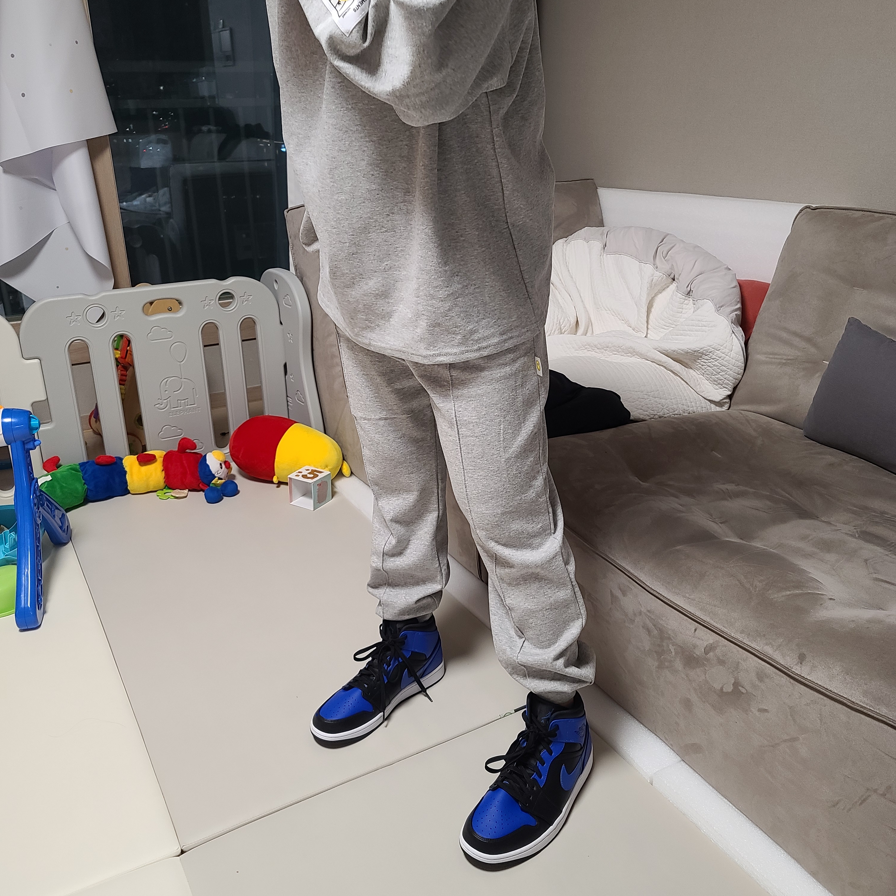 Jordan 1 Mid Black Hyper Royal 착용 스타일