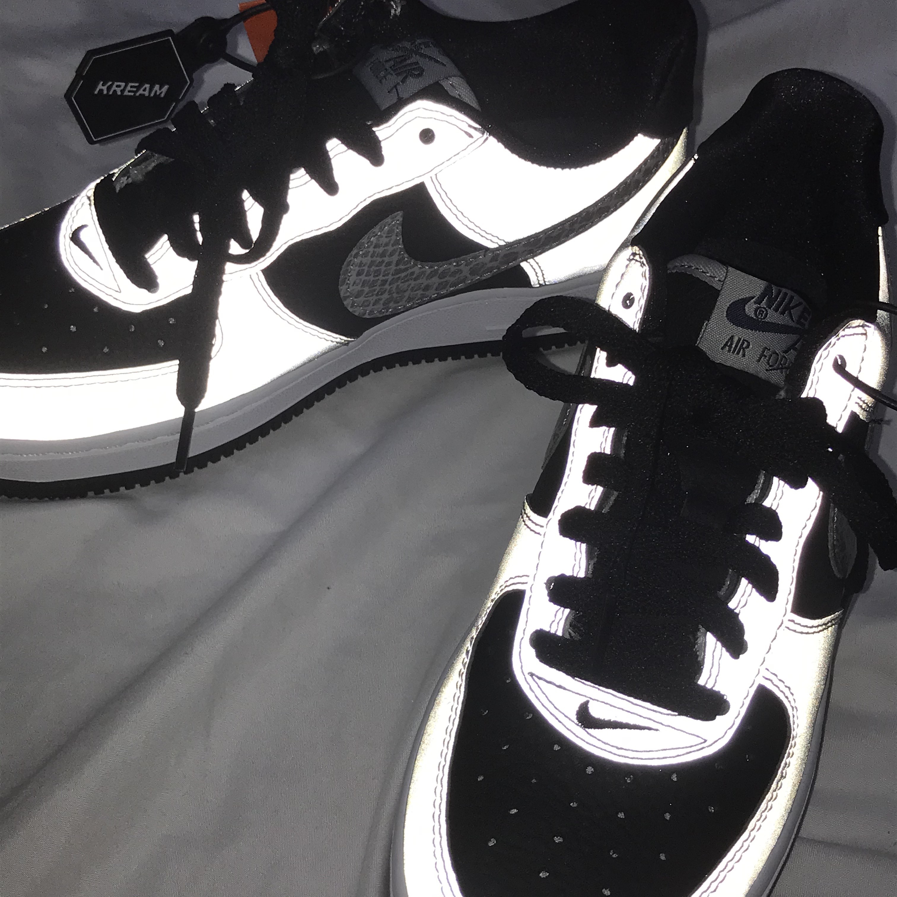 Nike Air Force 1 B Silver Snake 착용 스타일 - 3