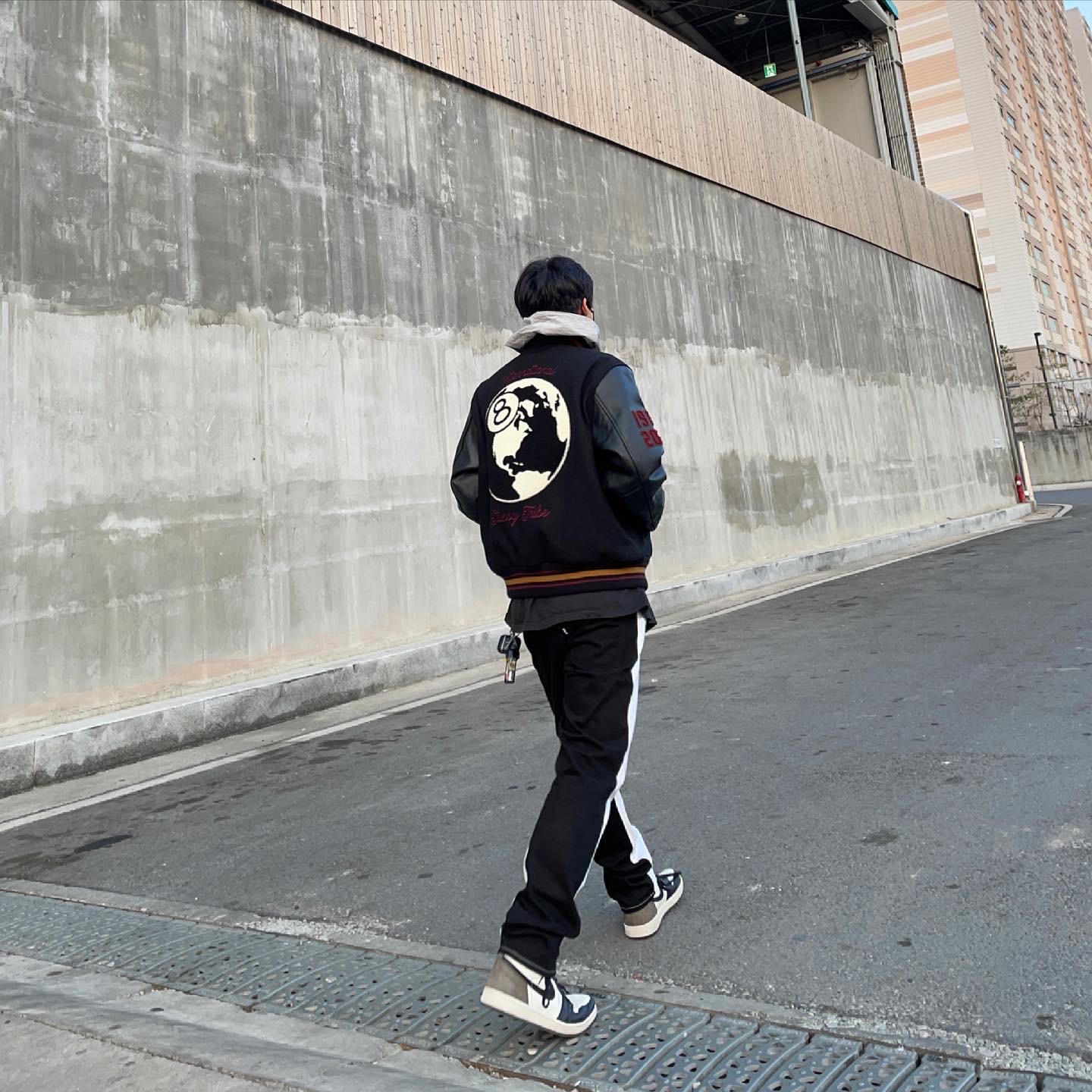 Stussy 40th Anniversary IST Jacket (Seoul), Jordan 1 Retro High OG Black Mocha 착용 스타일 - 2