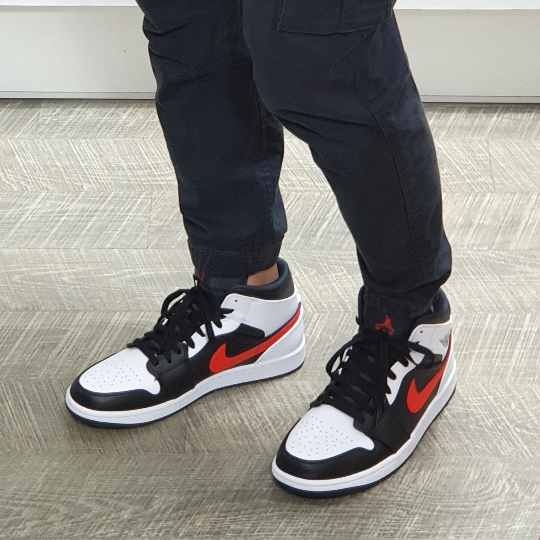 Jordan 1 Mid Black Chile Red 착용 스타일 - 1