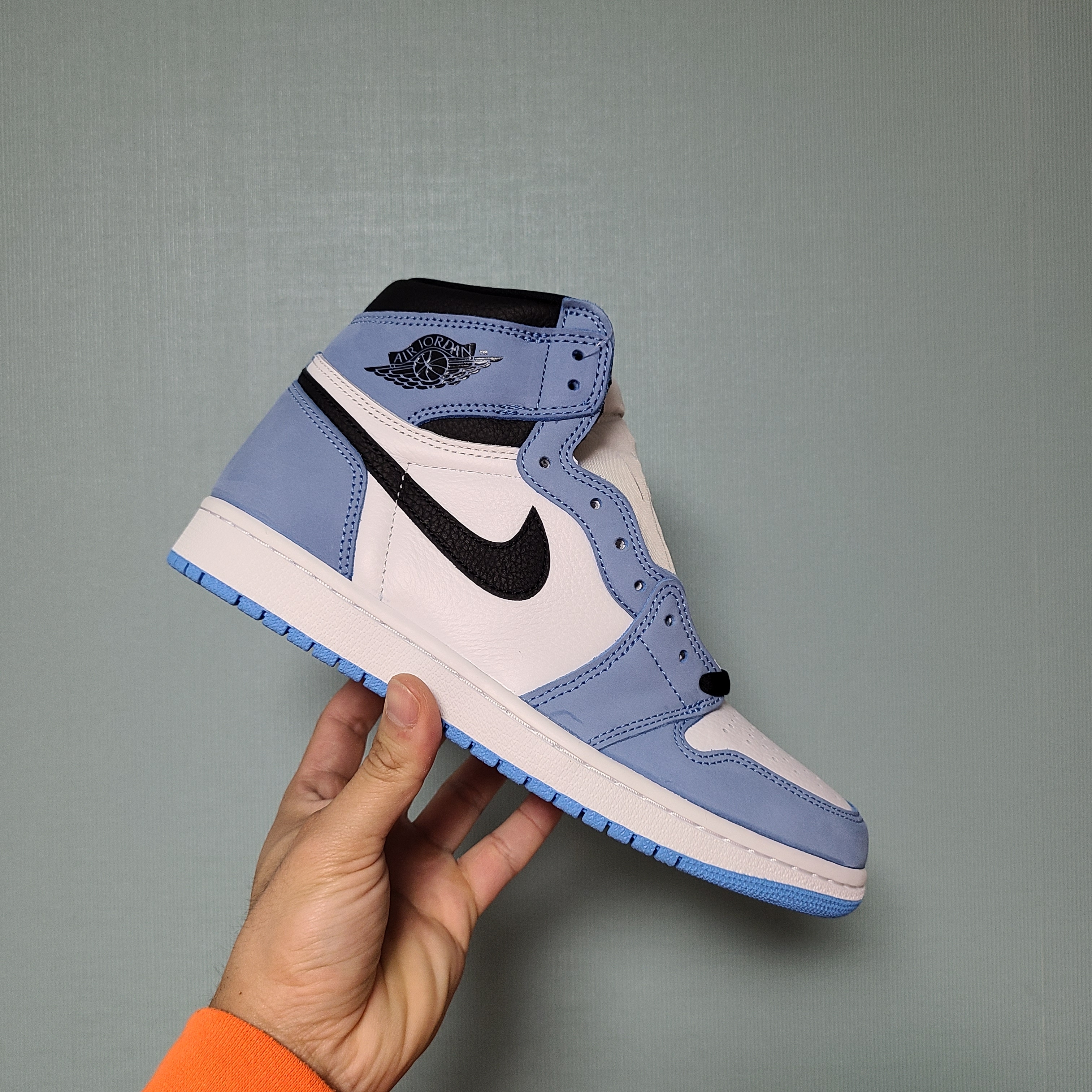 Jordan 1 Retro High OG University Blue 착용 스타일 - 1