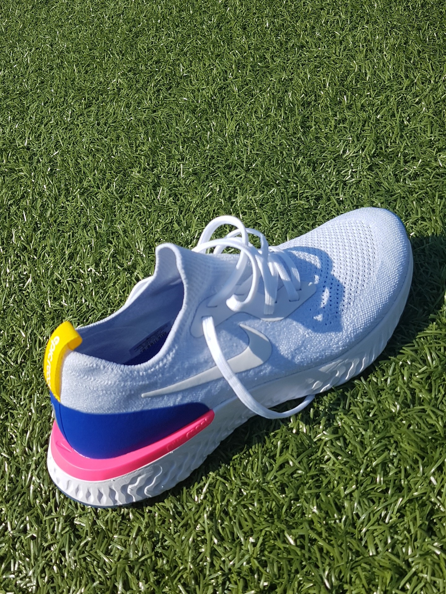 Nike Epic React Flyknit White Racer Blue Pink Blast 착용 스타일 - 2