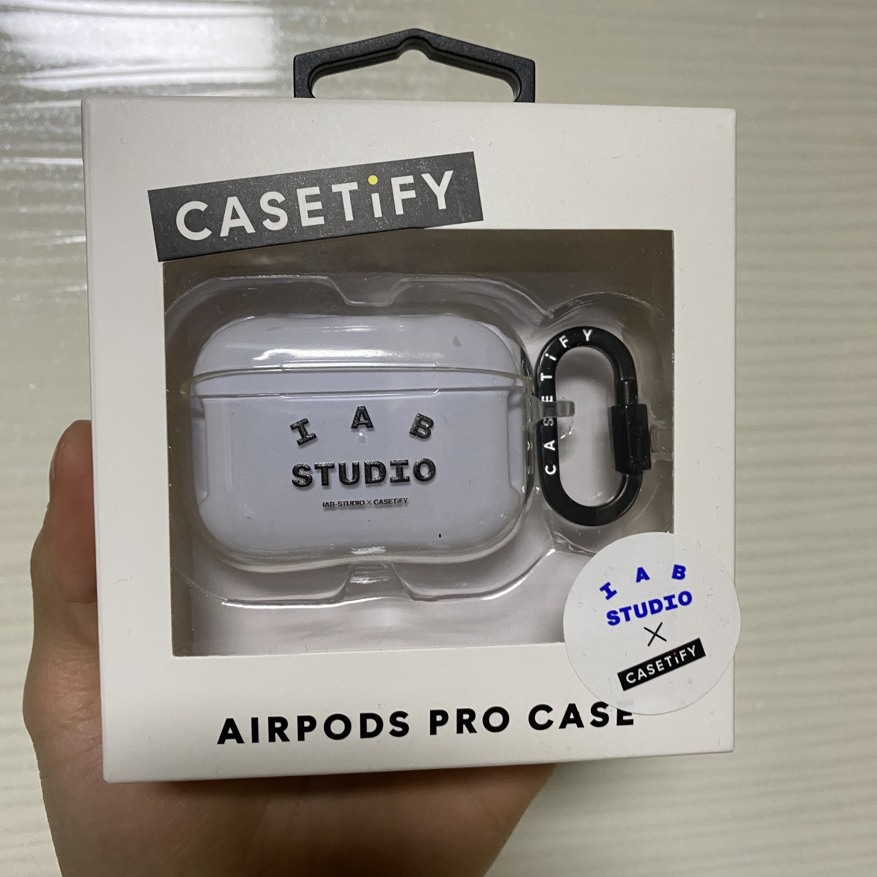 Casetify x IAB Studio Logo AirPods Pro Case Clear 착용 스타일 - 1