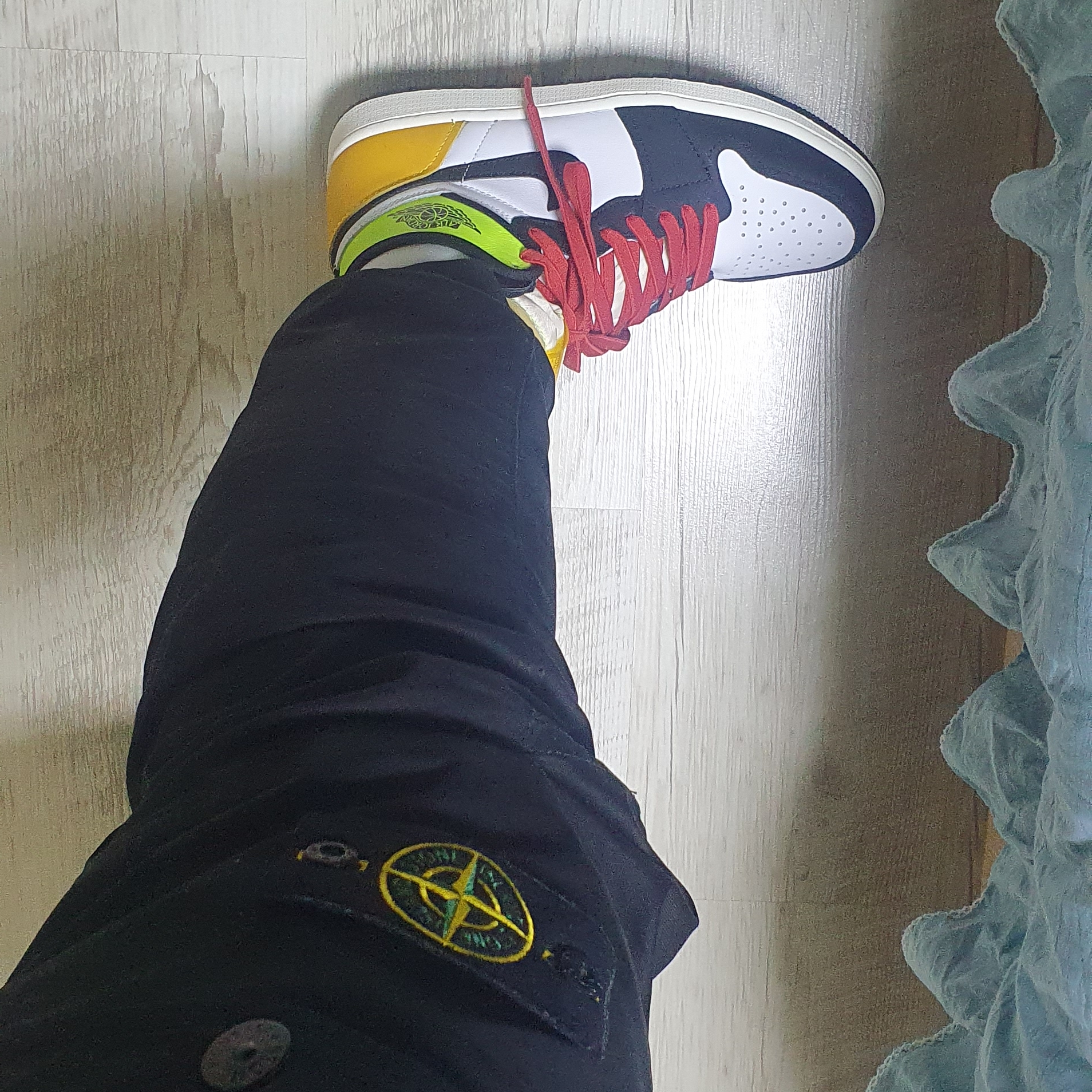 Jordan 1 Retro High OG Volt Gold, Nike x Undercover Overbreak SP Black 착용 스타일 - 2