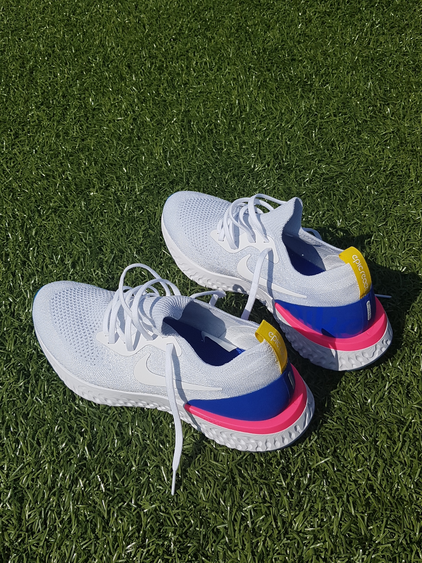 Nike Epic React Flyknit White Racer Blue Pink Blast 착용 스타일 - 3