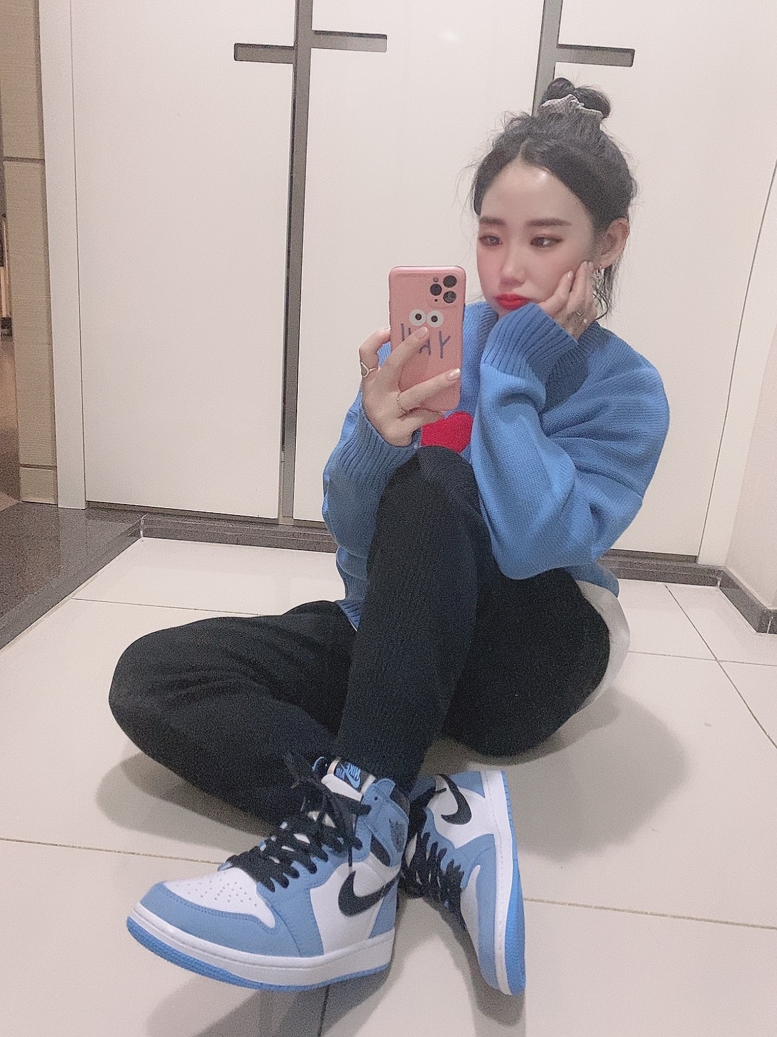 Jordan 1 Retro High OG University Blue 착용 스타일 - 2